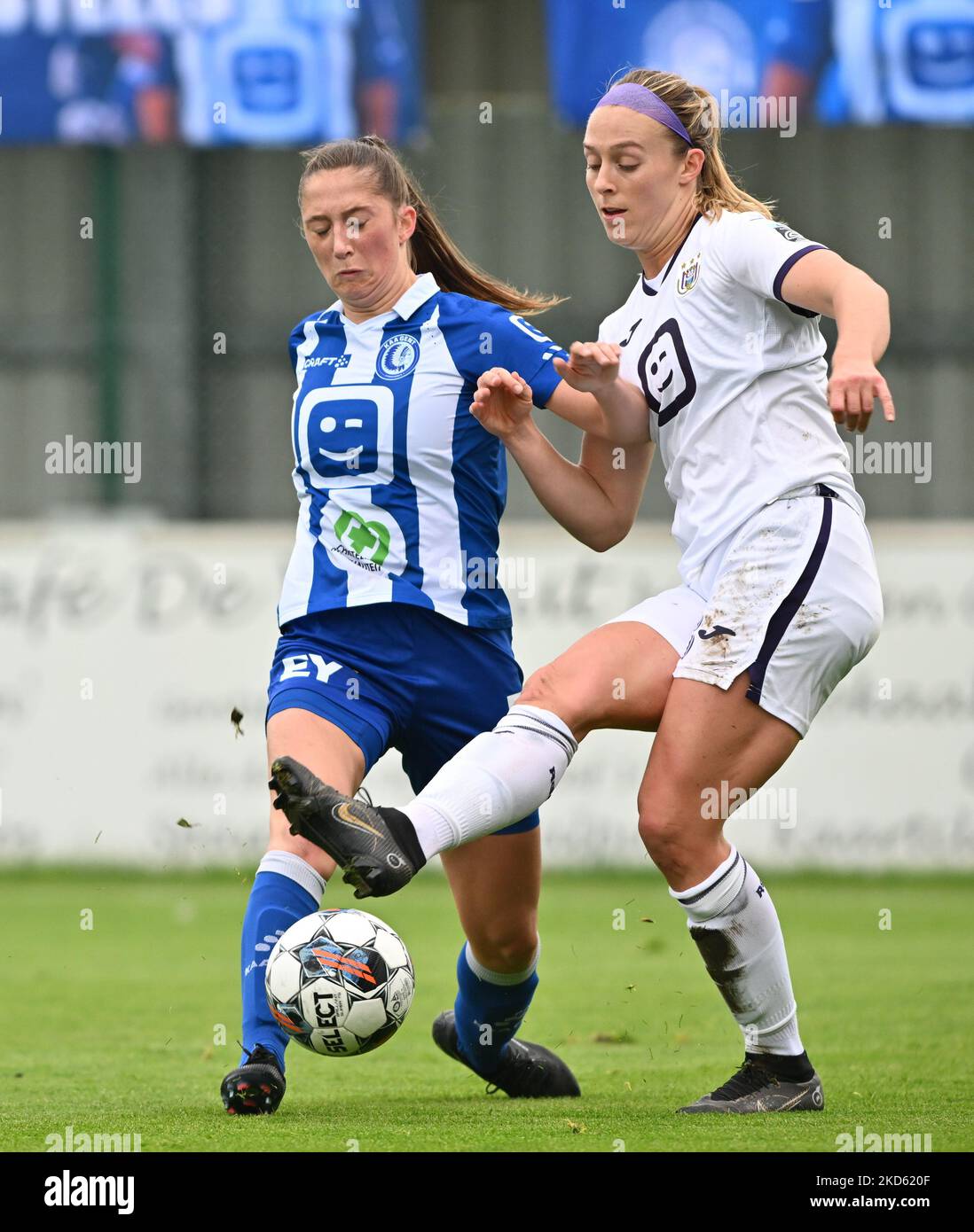 Allie Alexis Thornton (23) von Anderlecht und Nia Elyn (4) von Gent  bildeten sich den Kampf um den Ball während eines weiblichen Fußballspiels  zwischen AA Gent Ladies und RSC Anderlecht am vierten