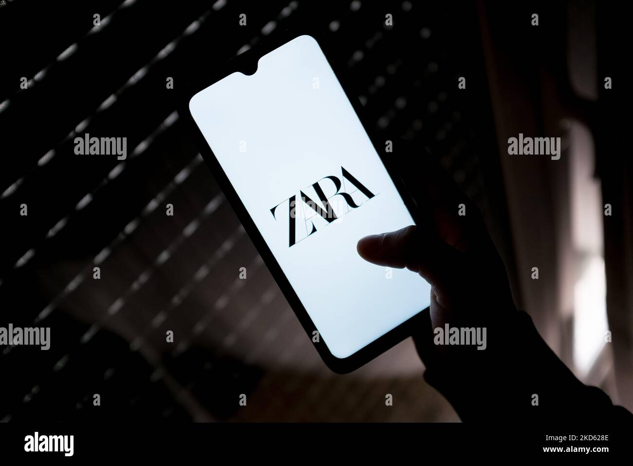 In dieser Abbildung ist ein Zara-Logo zu sehen, das am 25. März 2022 auf einem Smartphone-Bildschirm in Athen, Griechenland, zu sehen ist. (Foto von Nikolas Kokovlis/NurPhoto) Stockfoto