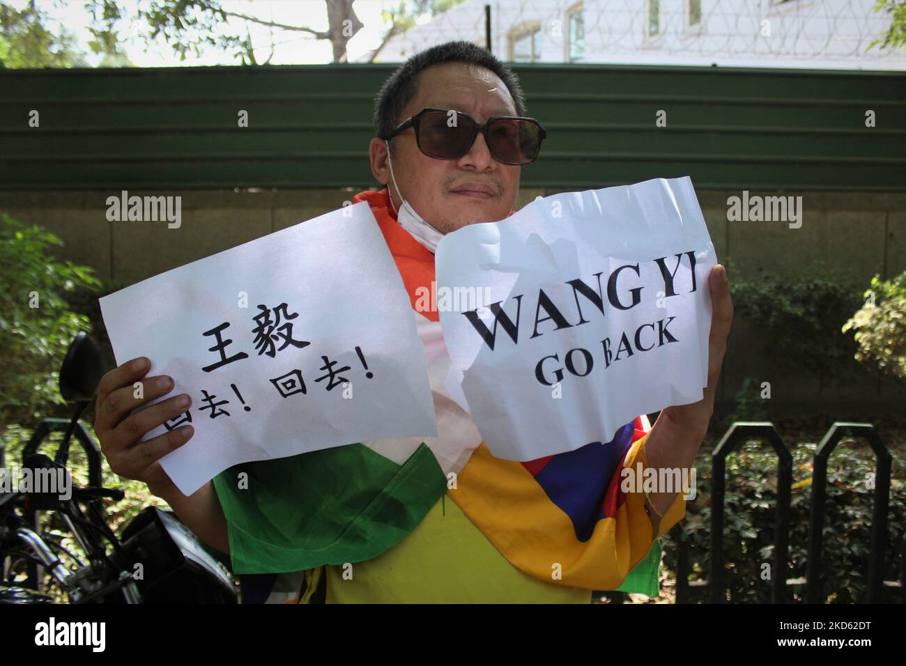 Ein Aktivist des tibetischen Jugendkongresses hält Plakate, während er während des Treffen des chinesischen Außenministers Wang Yi mit dem indischen Außenminister S. Jaishankar am 25. März 2022 in Neu-Delhi, Indien, protestiert. (Foto von Mayank Makhija/NurPhoto) Stockfoto