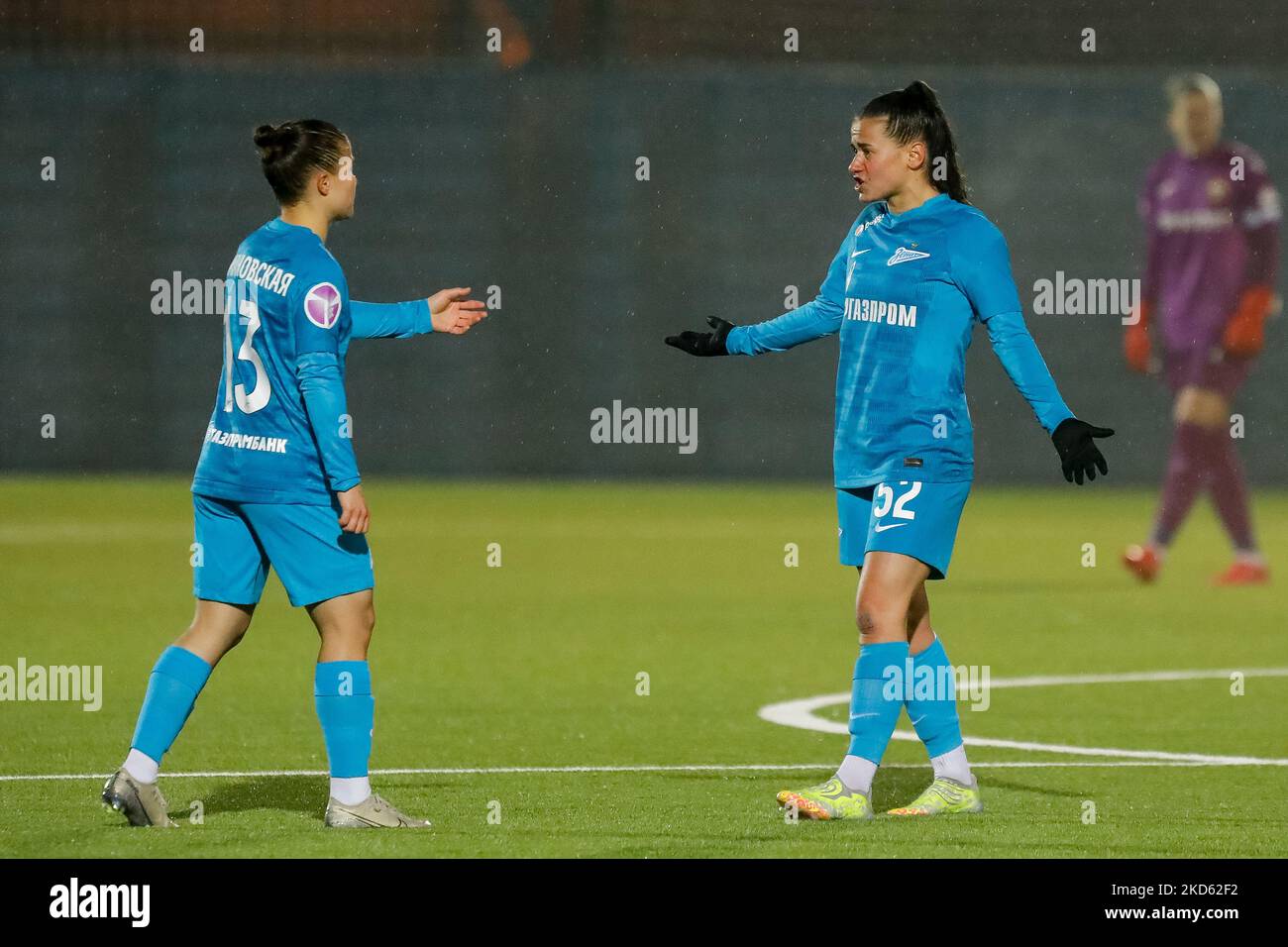 Ana Dias (R) und Vera Simanovskaya von WFC Zenit argumentieren während des Spiels der russischen Frauen-Fußball-Superliga zwischen WFC Zenit Sankt Petersburg und WFC CSKA Moskau am 25. März 2022 in der Zenit Academy Arena in Sankt Petersburg, Russland. (Foto von Mike Kireev/NurPhoto) Stockfoto