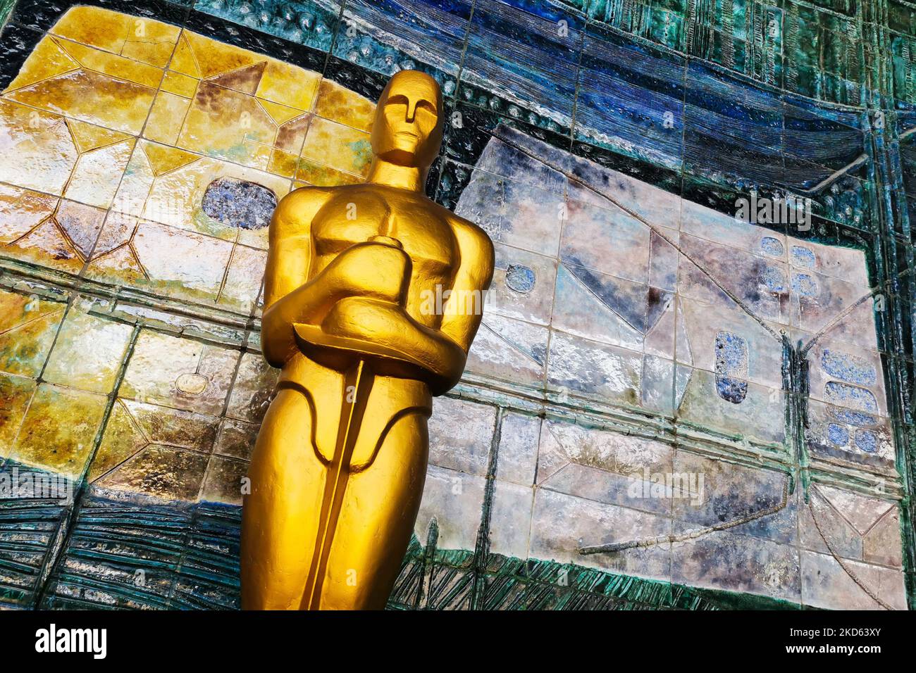 Die riesige Nachbildung der Academy Award-Statuette wird einen Tag vor der Oscar-Zeremonie 94. im Dolby Theater in Hollywood, Los Angeles, Kalifornien, in den Vereinigten Staaten von Amerika, im Kino Kijow-Kino zu sehen sein. Krakau, Polen, am 26. März 2022. (Foto von Beata Zawrzel/NurPhoto) Stockfoto