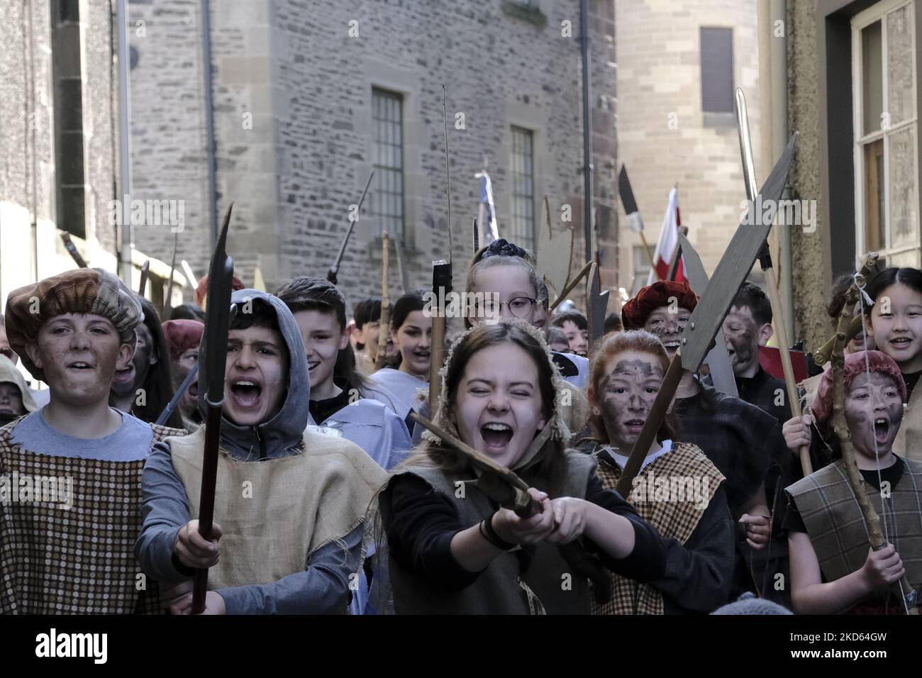 Schulkinder vom Drumlanrig Primary in Hawick, gekleidet während der Prozession am Samstag, 26. März 2022, beim Hawick Reivers Festival 17., kehren aufgrund von Covid-Einschränkungen nach 2 Jahren zurück. (Foto von Rob Gray/NurPhoto) Stockfoto