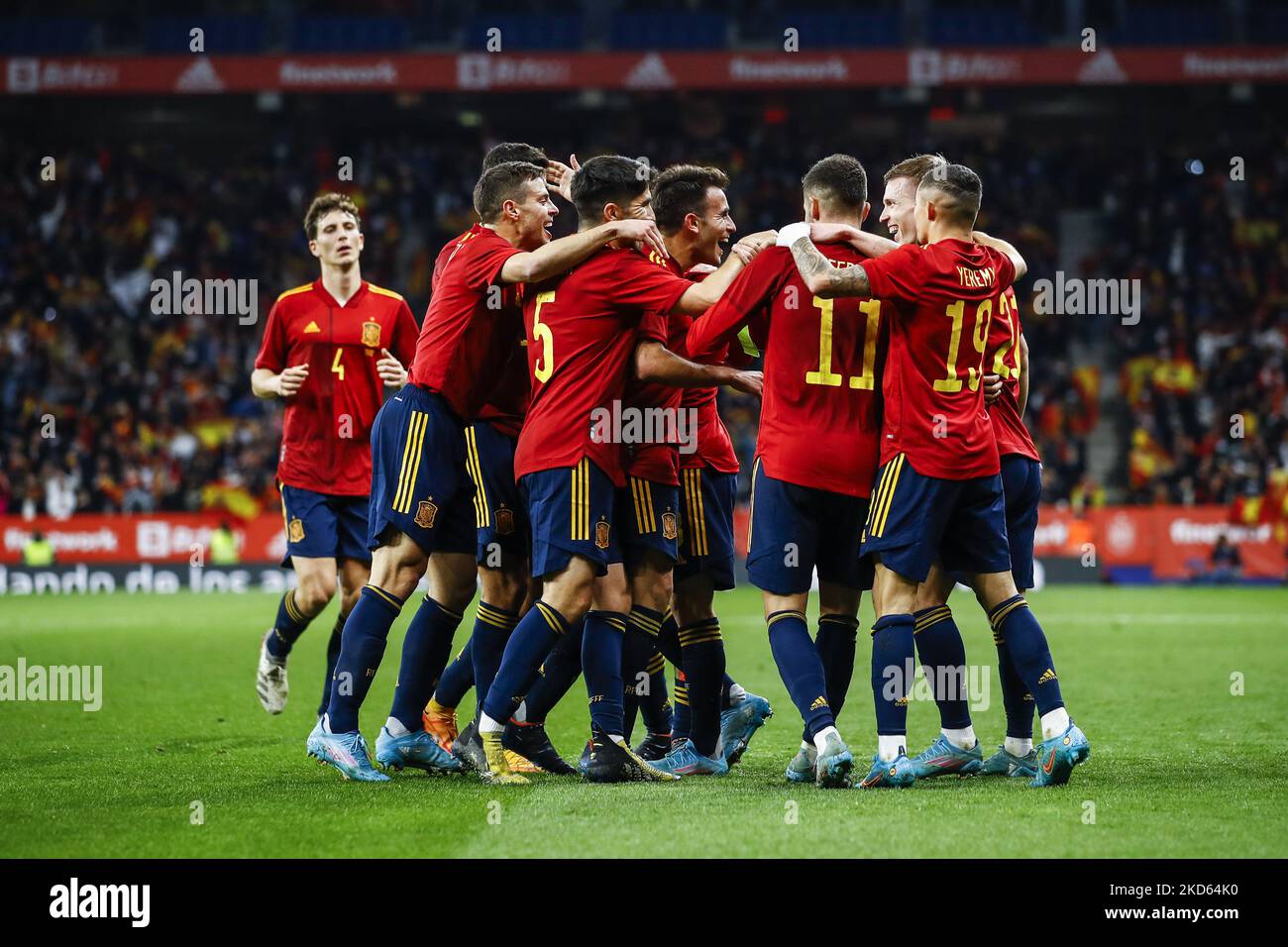 21 Dani Olmo aus Spanien feiert mit seinen Teamkollegen beim Internationalen Freundschaftsspiel zwischen Spanien und Albanien am 26. März 2022 im RCD-Stadion in Barcelona, Spanien, ein Tor. (Foto von Xavier Bonilla/NurPhoto) Stockfoto