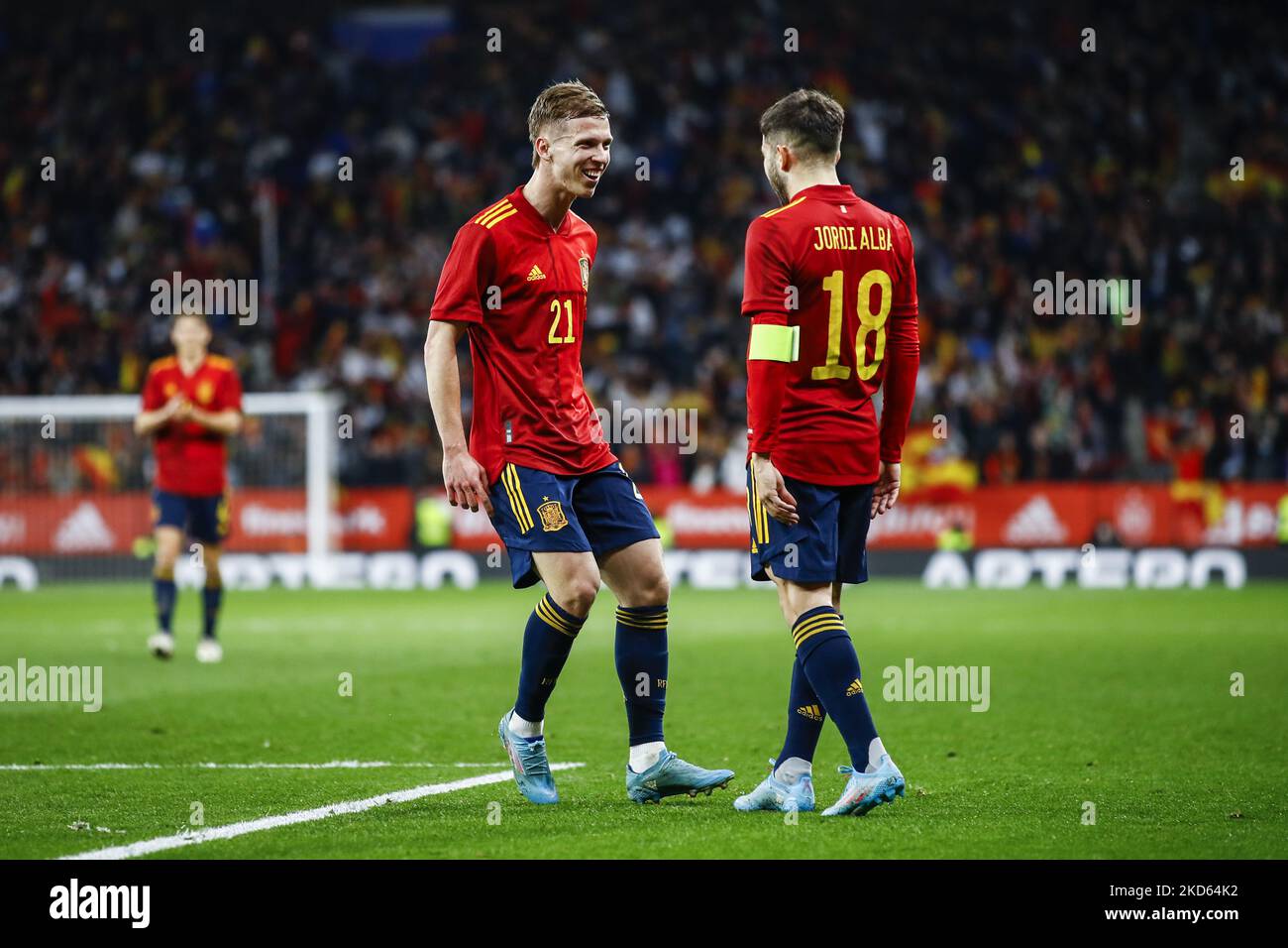 21 Dani Olmo aus Spanien feiert mit Jordia Alba aus Spanien 18 ein Tor während des Internationalen Freundschaftsspiels zwischen Spanien und Albanien im RCD-Stadion am 26. März 2022 in Barcelona, Spanien. (Foto von Xavier Bonilla/NurPhoto) Stockfoto