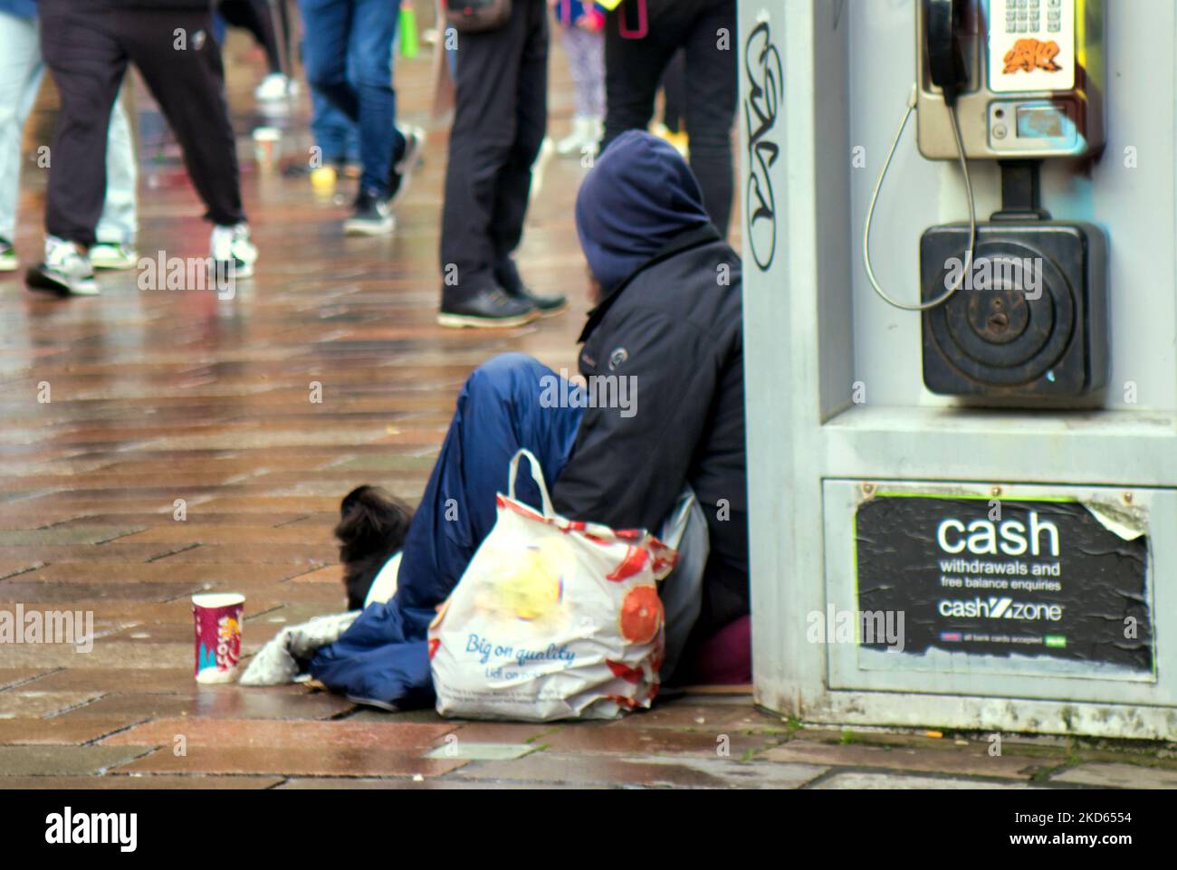 Obdachlose Person, die auf der Straße bettelt Stockfoto