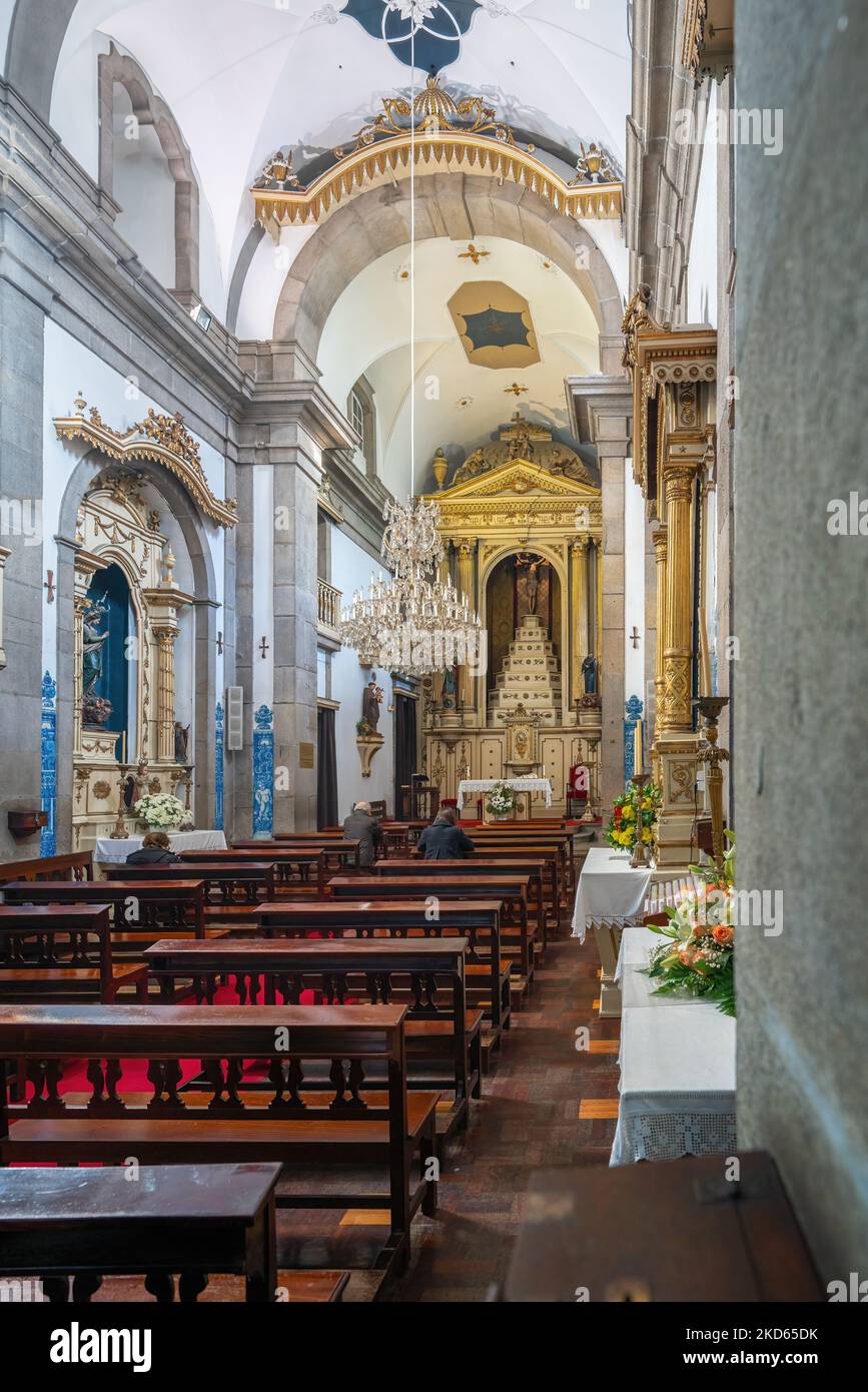 Altar und Kirchenschiff von Capela das Almas de Santa Catarina (Kapelle der Seelen) Innenraum - Porto, Portugal Stockfoto