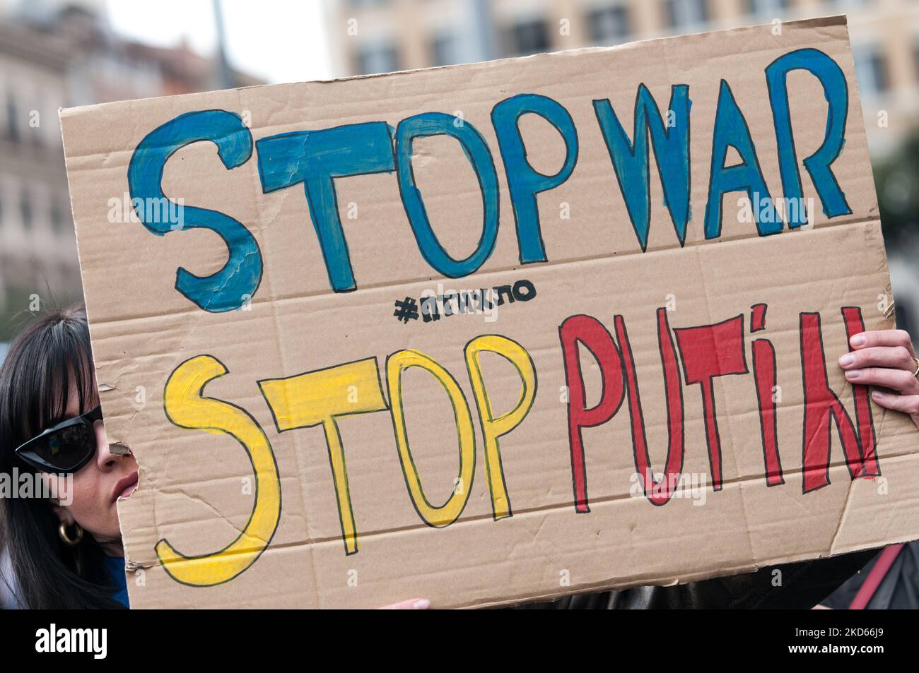 Ukrainische Bürger und Anhänger tragen Plakate, während sie an einem Protest gegen Krieg und Frieden in der Ukraine auf der Piazza della Repubblica in Rom, Italien, am 27. März 2022 teilnehmen. Am 24. Februar waren russische Truppen in der Ukraine eingedrungen, was der russische Präsident zu einer "besonderen Militäroperation" erklärte, was zu Kämpfen und Zerstörungen im Land, einem riesigen Flüchtlingsstrom und mehreren Sanktionen gegen Russland führte. (Foto von Andrea Ronchini/NurPhoto) Stockfoto