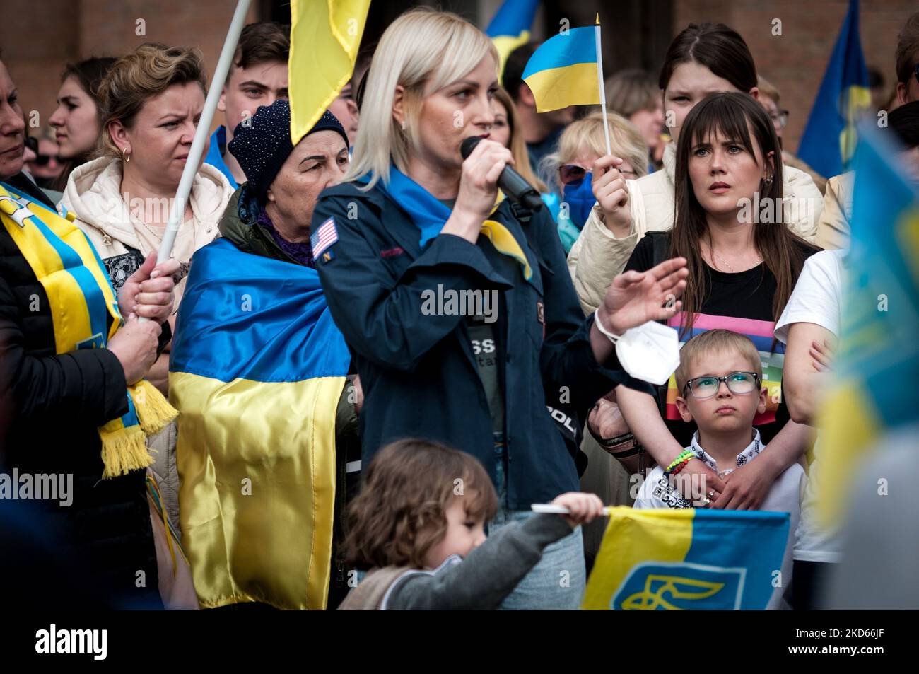 Ukrainische Bürger und Anhänger tragen Plakate, während sie an einem Protest gegen Krieg und Frieden in der Ukraine auf der Piazza della Repubblica in Rom, Italien, am 27. März 2022 teilnehmen. Am 24. Februar waren russische Truppen in der Ukraine eingedrungen, was der russische Präsident zu einer "besonderen Militäroperation" erklärte, was zu Kämpfen und Zerstörungen im Land, einem riesigen Flüchtlingsstrom und mehreren Sanktionen gegen Russland führte. (Foto von Andrea Ronchini/NurPhoto) Stockfoto