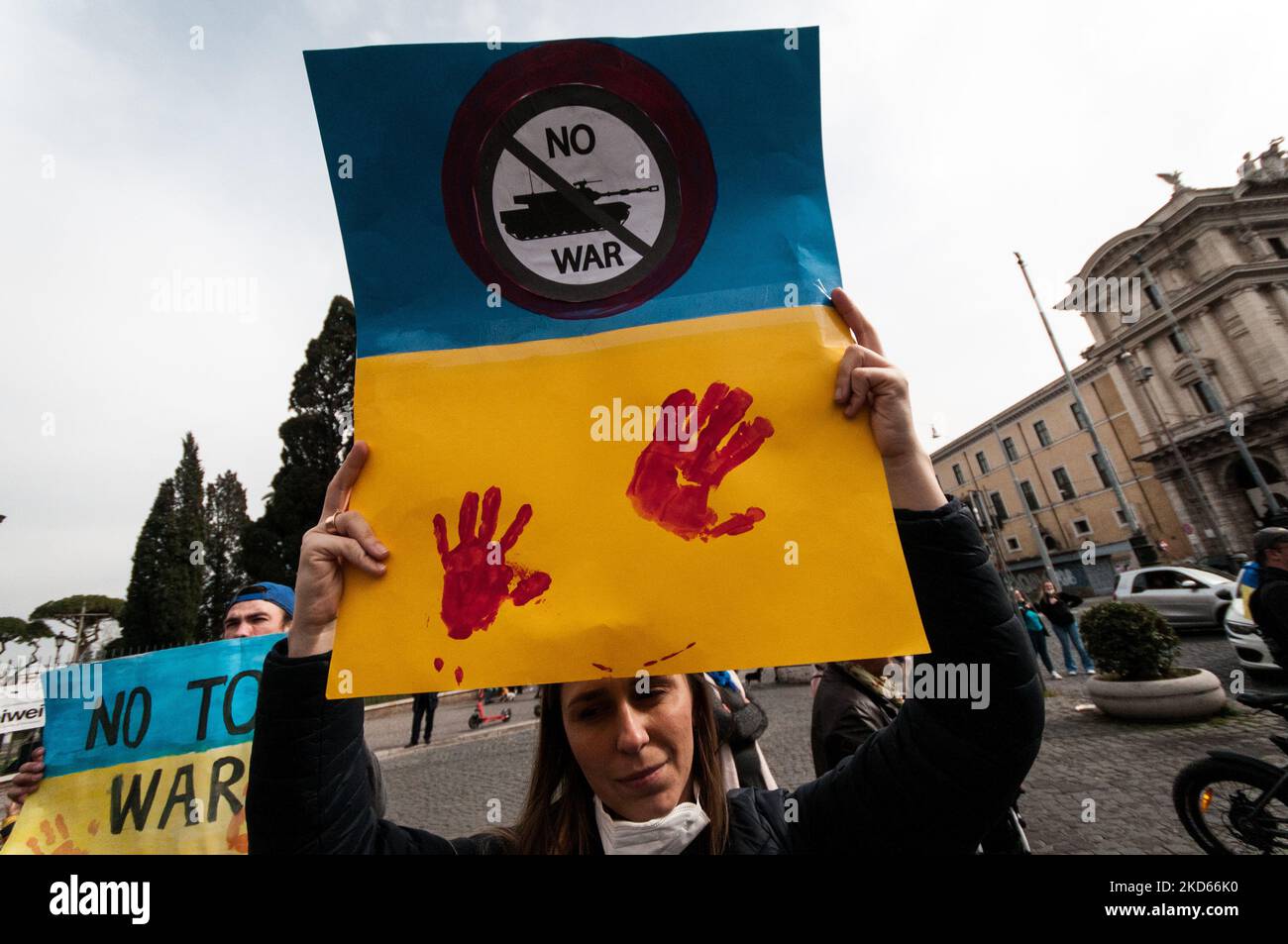 Ukrainische Bürger und Anhänger tragen Plakate, während sie an einem Protest gegen Krieg und Frieden in der Ukraine auf der Piazza della Repubblica in Rom, Italien, am 27. März 2022 teilnehmen. Am 24. Februar waren russische Truppen in der Ukraine eingedrungen, was der russische Präsident zu einer "besonderen Militäroperation" erklärte, was zu Kämpfen und Zerstörungen im Land, einem riesigen Flüchtlingsstrom und mehreren Sanktionen gegen Russland führte. (Foto von Andrea Ronchini/NurPhoto) Stockfoto