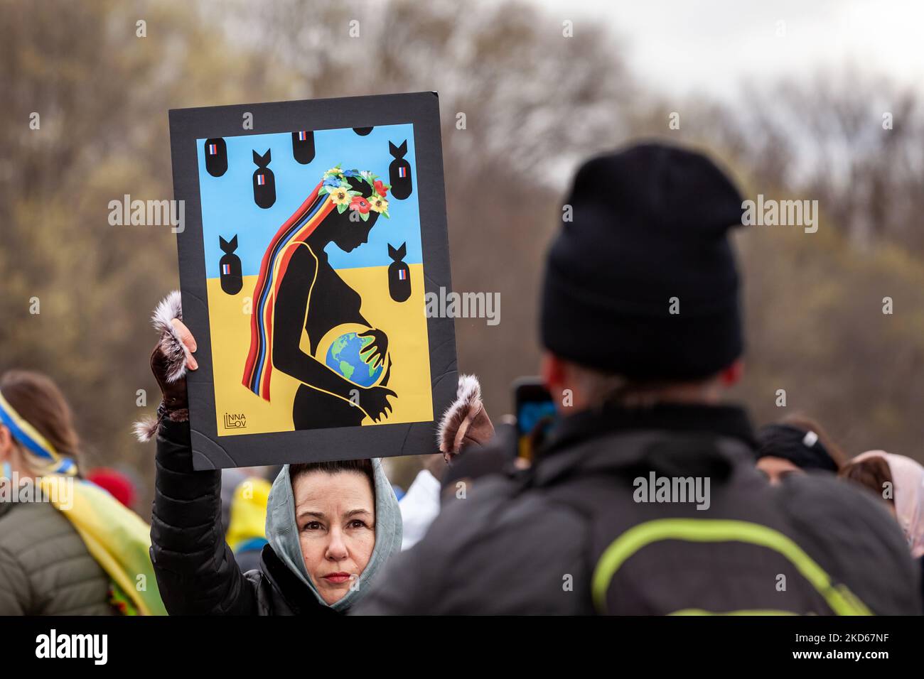Die Künstlerin, die dieses weithin gesehene Plakat geschaffen hat, Inna Linov, posiert mit ihm für einen anderen Protestierenden während einer Kundgebung anlässlich des einmonatigen Jahrestages des russischen Krieges in der Ukraine. Hunderte von Menschen nahmen an der Veranstaltung im Lincoln Memorial Teil, um das ukrainische Volk in seinem Kampf für die Unabhängigkeit zu unterstützen. Auf der Kundgebung waren Bemerkungen des ukrainischen Präsidenten Wolodymyr Zelenskyy (per Video), der ukrainischen Botschafterin in den USA Oksana Markarova und der ehemaligen US-Botschafterin in der Ukraine Marie Yovanovitch zu sehen. Die Demonstranten setzten ihre Forderungen nach einer Flugverbotszone über der Ukraine und der Vertreibung aller russischen Banken aus dem Südwesten fort Stockfoto