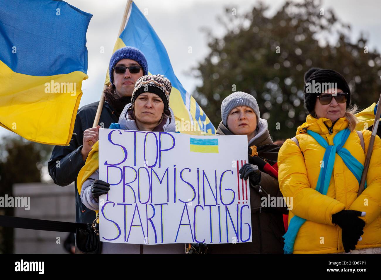 Während einer Kundgebung zum einmonatigen Jahrestag des russischen Krieges fordern die Demonstranten mehr Maßnahmen zur Unterstützung der Ukraine. Hunderte von Menschen nahmen an der Veranstaltung im Lincoln Memorial Teil, um das ukrainische Volk in seinem Kampf für die Unabhängigkeit zu unterstützen. Auf der Kundgebung waren Bemerkungen des ukrainischen Präsidenten Wolodymyr Zelenskyy (per Video), der ukrainischen Botschafterin in den USA Oksana Markarova und der ehemaligen US-Botschafterin in der Ukraine Marie Yovanovitch zu sehen. Die Demonstranten setzten ihre Forderungen nach einer Flugverbotszone über der Ukraine und der Vertreibung aller russischen Banken aus dem SWIFT-System fort. (Foto von Allison Bailey/NurPhoto) Stockfoto