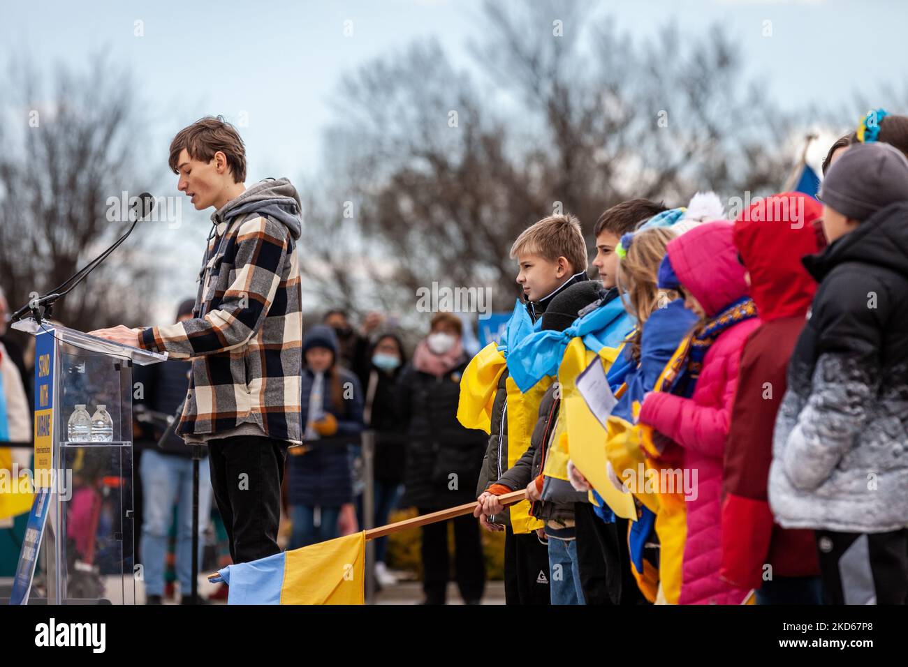 Kinder der Taras Schewtschenko School of Ukrainian Studies lasen während einer Kundgebung anlässlich des einmonatigen Jahrestages des russischen Krieges in der Ukraine Gedichte. Hunderte von Menschen nahmen an der Veranstaltung im Lincoln Memorial Teil, um das ukrainische Volk in seinem Kampf für die Unabhängigkeit zu unterstützen. Auf der Kundgebung waren Bemerkungen des ukrainischen Präsidenten Wolodymyr Zelenskyy (per Video), der ukrainischen Botschafterin in den USA Oksana Markarova und der ehemaligen US-Botschafterin in der Ukraine Marie Yovanovitch zu sehen. Die Demonstranten setzten ihre Forderungen nach einer Flugverbotszone über der Ukraine und der Vertreibung aller russischen Banken aus dem SWIFT-System fort. (Foto von Einem Stockfoto