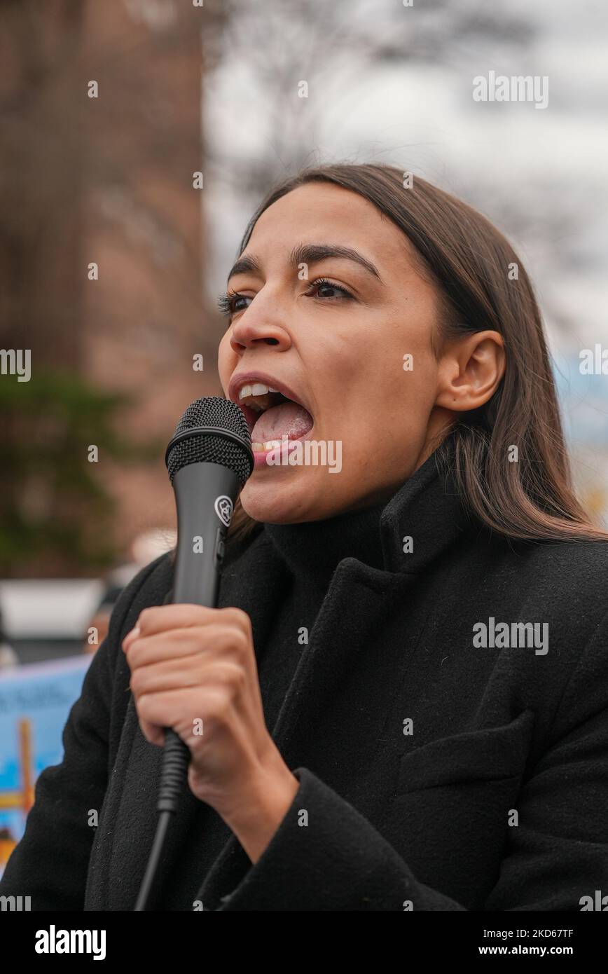 US-Rep. Alexandria Ocasio-Cortez kämpft am 27. März 2022 für die Wiederwahl im Travers Park in Queens, New York, USA (Foto: John Nacion/NurPhoto) Stockfoto