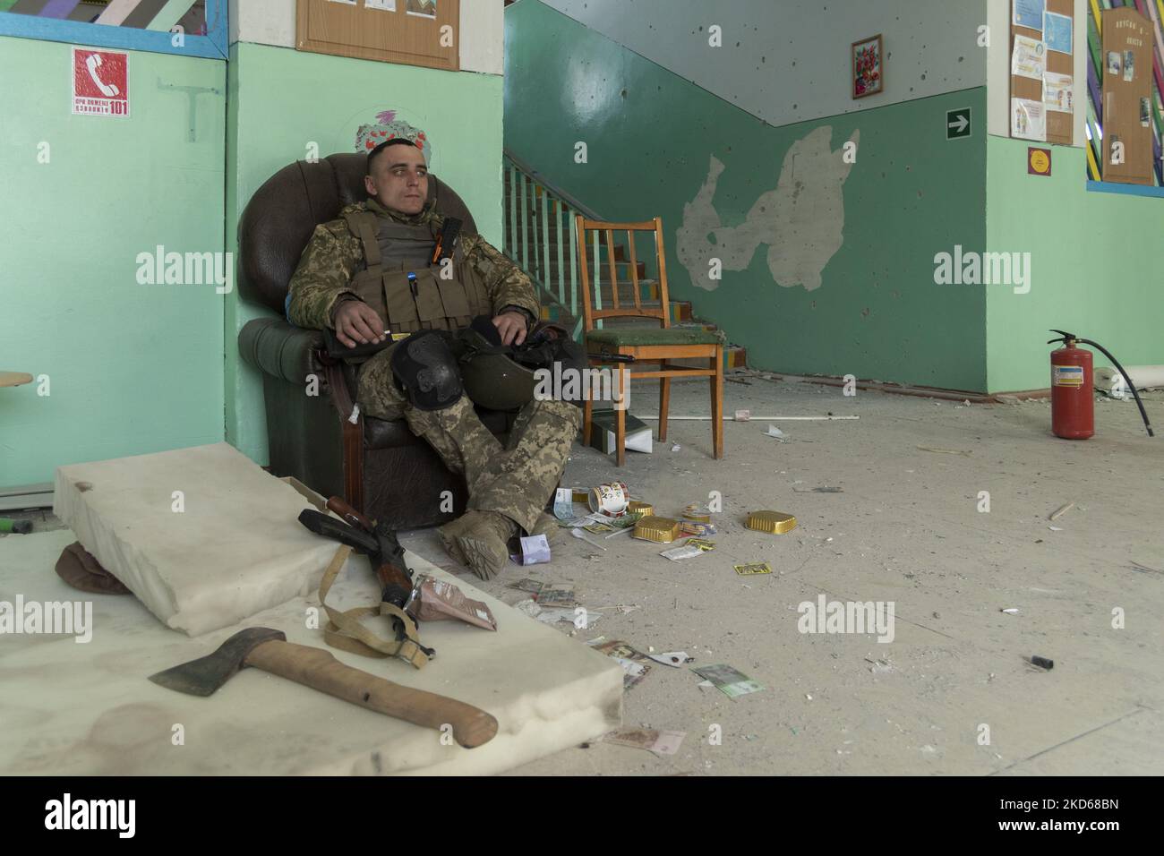 Ukrainischer Soldat, der in der Schule von Rudnyts'ke ruhte.die Schule war das Hauptquartier des russischen Militärs in der Stadt, bevor die ukrainische Armee am Morgen des 28. märz die Kontrolle über das Gebiet wiederübernahm. (Foto von Andrea Filigheddu/NurPhoto) Stockfoto