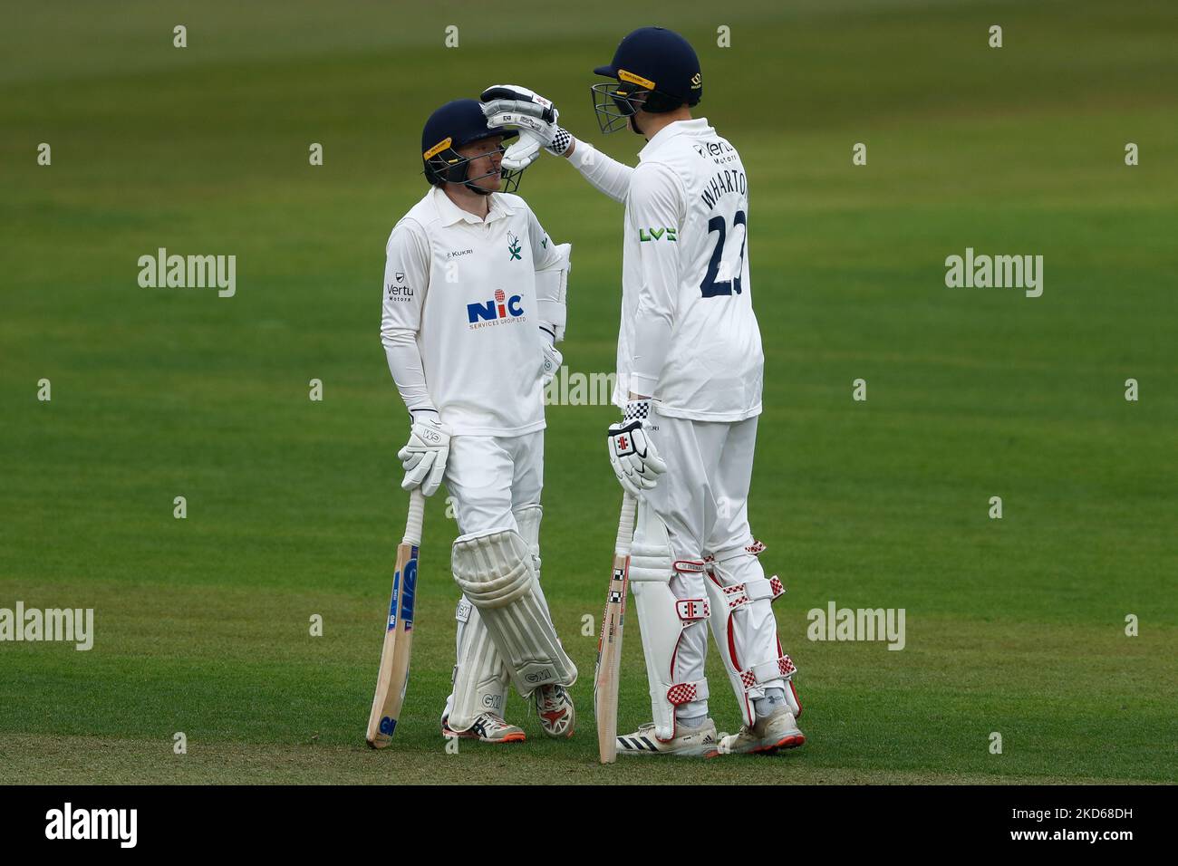 James Wharton von Yorkshire (r) interagiert mit Harry Duke von Yorkshire während des Freundschaftsspiels zwischen Durham und Yorkshire am Montag, 28.. März 2022, in Emirates Riverside, Chester le Street. (Foto von will Matthews/MI News/NurPhoto) Stockfoto