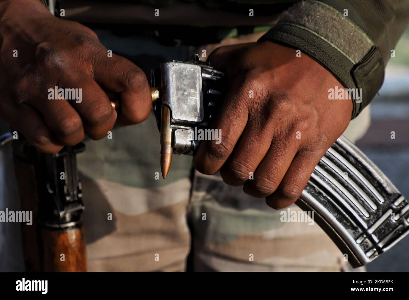 Ein Soldat der indischen Armee entlädt am 28. März 2022 ein AK-47 Magazin nach einer Bohrübung der CASO Cordon- und Search-Operation im Kulgam-Distrikt von Süd-Kaschmir, Jammu und Kashmir, Indien. (Foto von Nasir Kachroo/NurPhoto) Stockfoto
