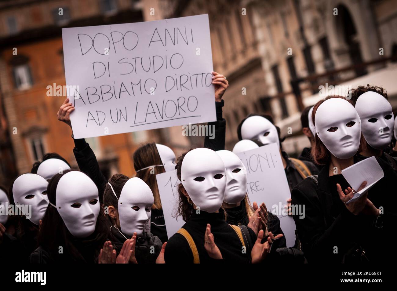 Die Bewegung des Danza Error Systems demonstriert auf der Piazza Sant'Apostoli in Rom zur Verteidigung des Ballettkorps der lyrisch-symphonischen Stiftungen, gehen Tänzer auf die Straße, um mehr Schutz und sofortige Maßnahmen zu fordern. Am 28. März 2022 in Rom, Italien. (Foto von Andrea Ronchini/NurPhoto) Stockfoto