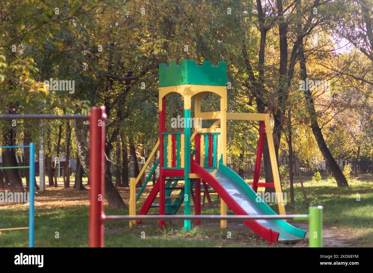 Heller, mehrfarbiger Spielplatz im Innenhof von mehrstöckigen Gebäuden in einem Wohngebiet Stockfoto