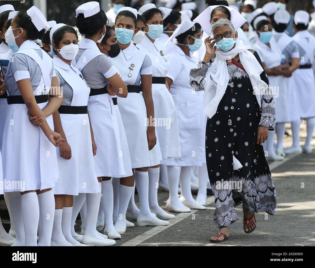 Krankenschwestern protestieren am 28. März 2022 vor dem Gesundheitsministerium gegen Colombo. Die Krankenschwestern fordern die Regierung auf, Lösungen für die ungelösten Probleme im Pflegedienst zu finden. (Foto von Pradeep Dambarage/NurPhoto) Stockfoto
