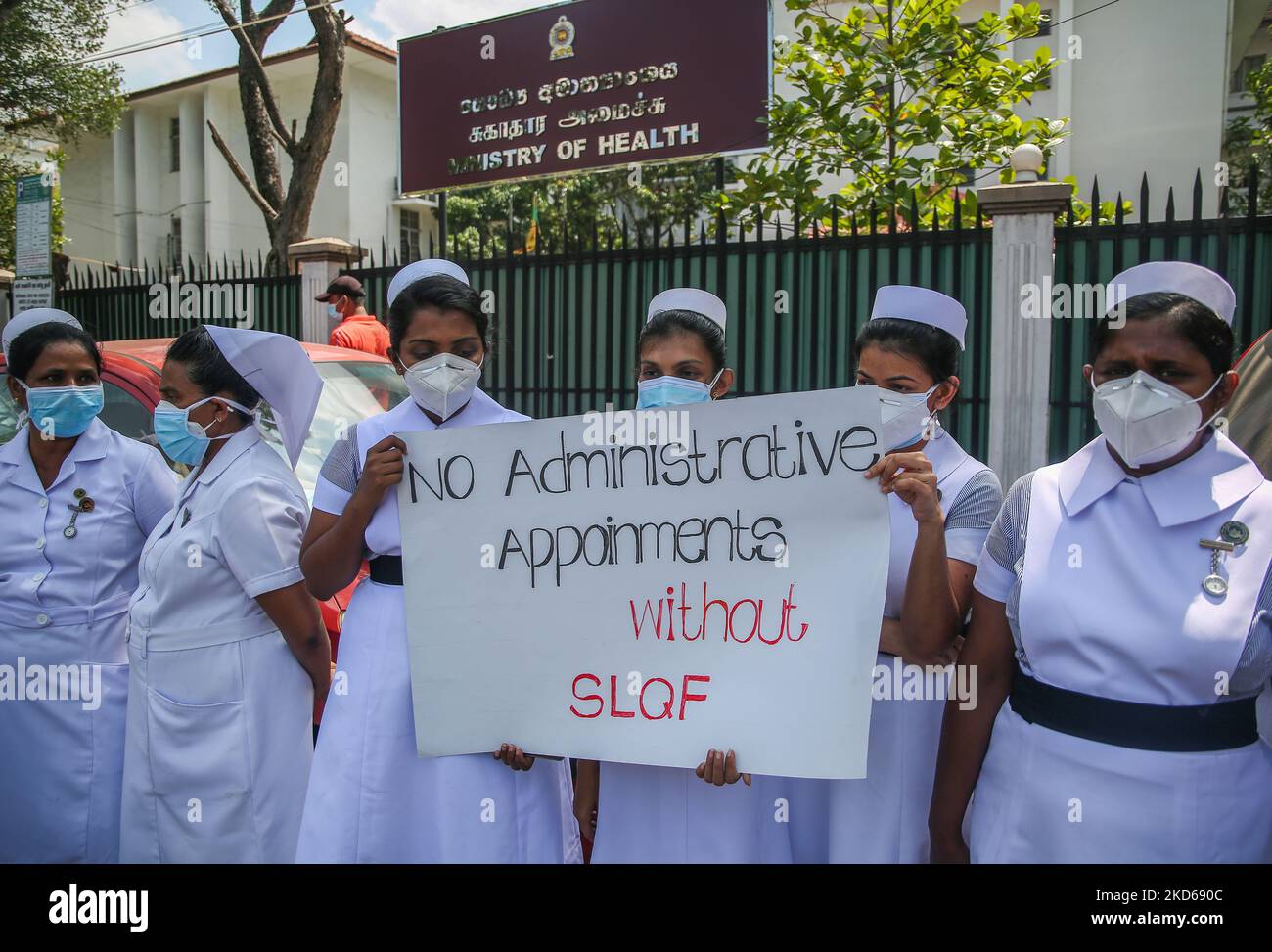Krankenschwestern protestieren am 28. März 2022 vor dem Gesundheitsministerium gegen Colombo. Die Krankenschwestern fordern die Regierung auf, Lösungen für die ungelösten Probleme im Pflegedienst zu finden. (Foto von Pradeep Dambarage/NurPhoto) Stockfoto