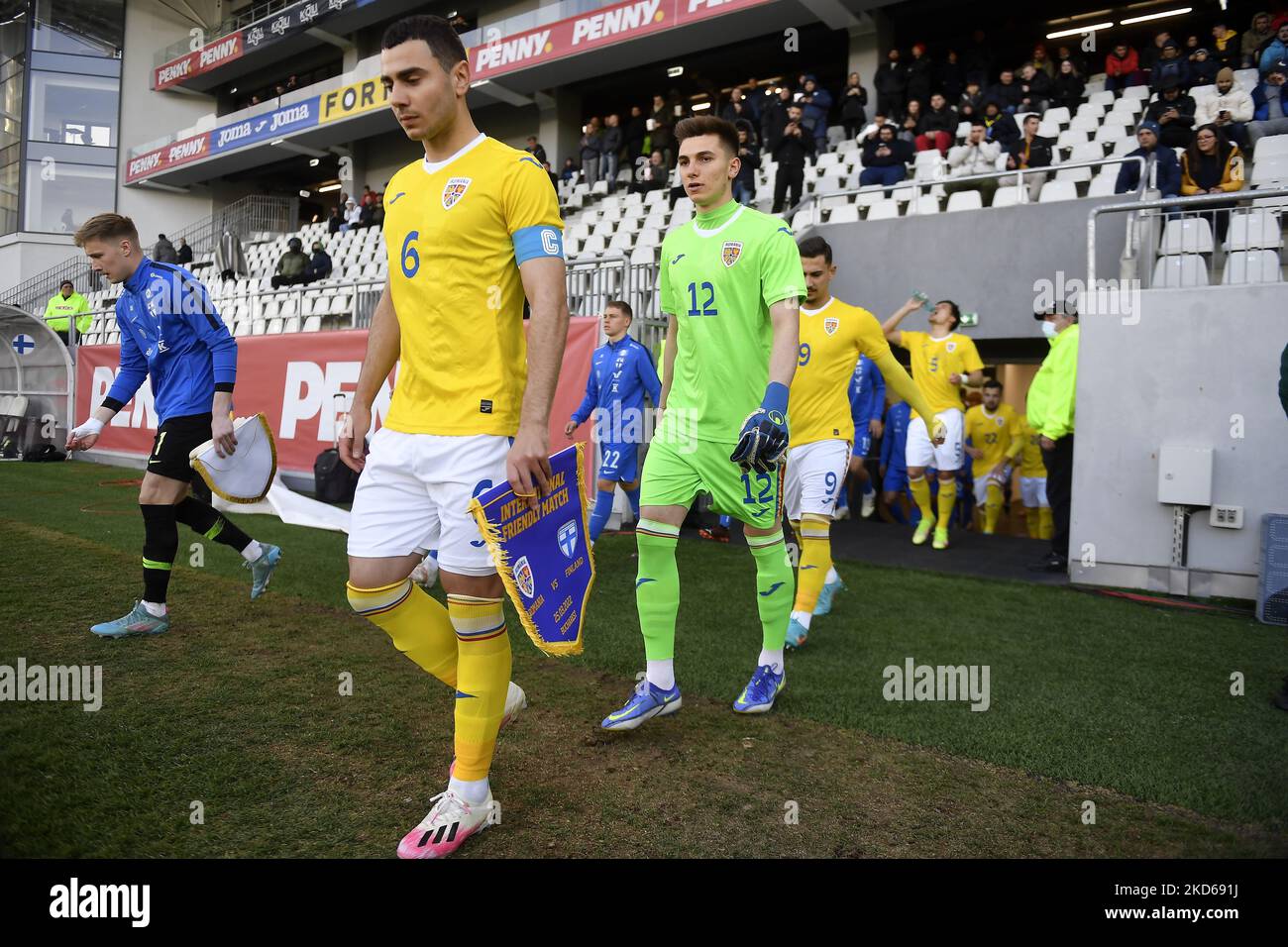 Vladimir Screciu und Mihai Popa in Aktion während des internationalen Freundschaftsspiels zwischen Rumänien U21 und Finnland U21 im Stadion Arcul de Triumph am 25. März 2022 in Bukarest, Rumänien. (Foto von Alex Nicodim/NurPhoto) Stockfoto