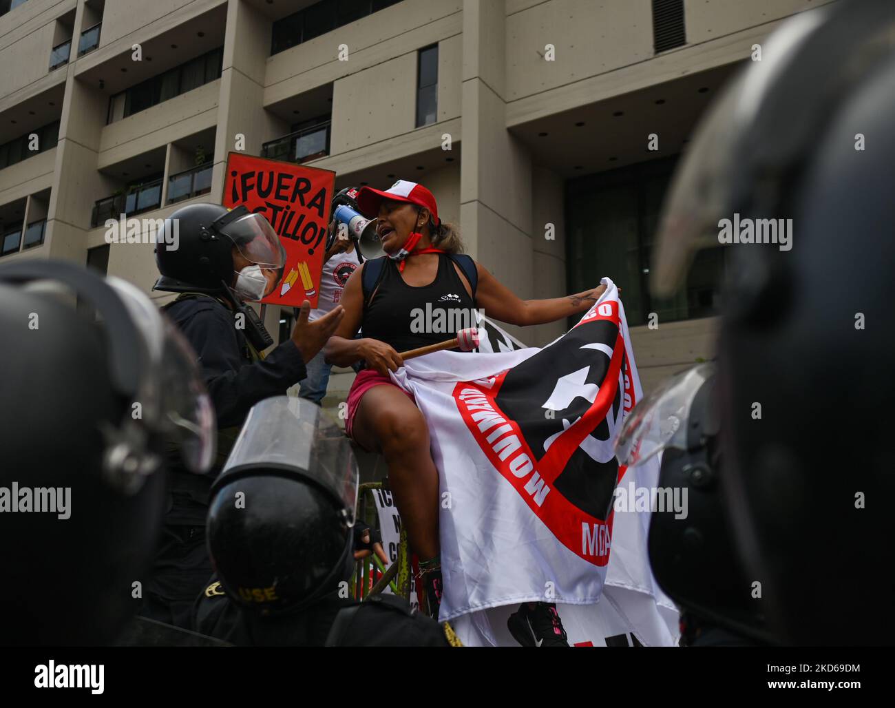 Die Bereitschaftspolizei protestiert während einer Demonstration vor dem Kongress der Republik Peru gegen den peruanischen Präsidenten Pedro Castillo und seine Anhänger, da Castillo dem zweiten Amtsenthebungsversuch des Nationalkongresses seit acht Monaten gegenübersteht. Am Montag, den 28. März 2022, in Lima, Peru. (Foto von Artur Widak/NurPhoto) Stockfoto