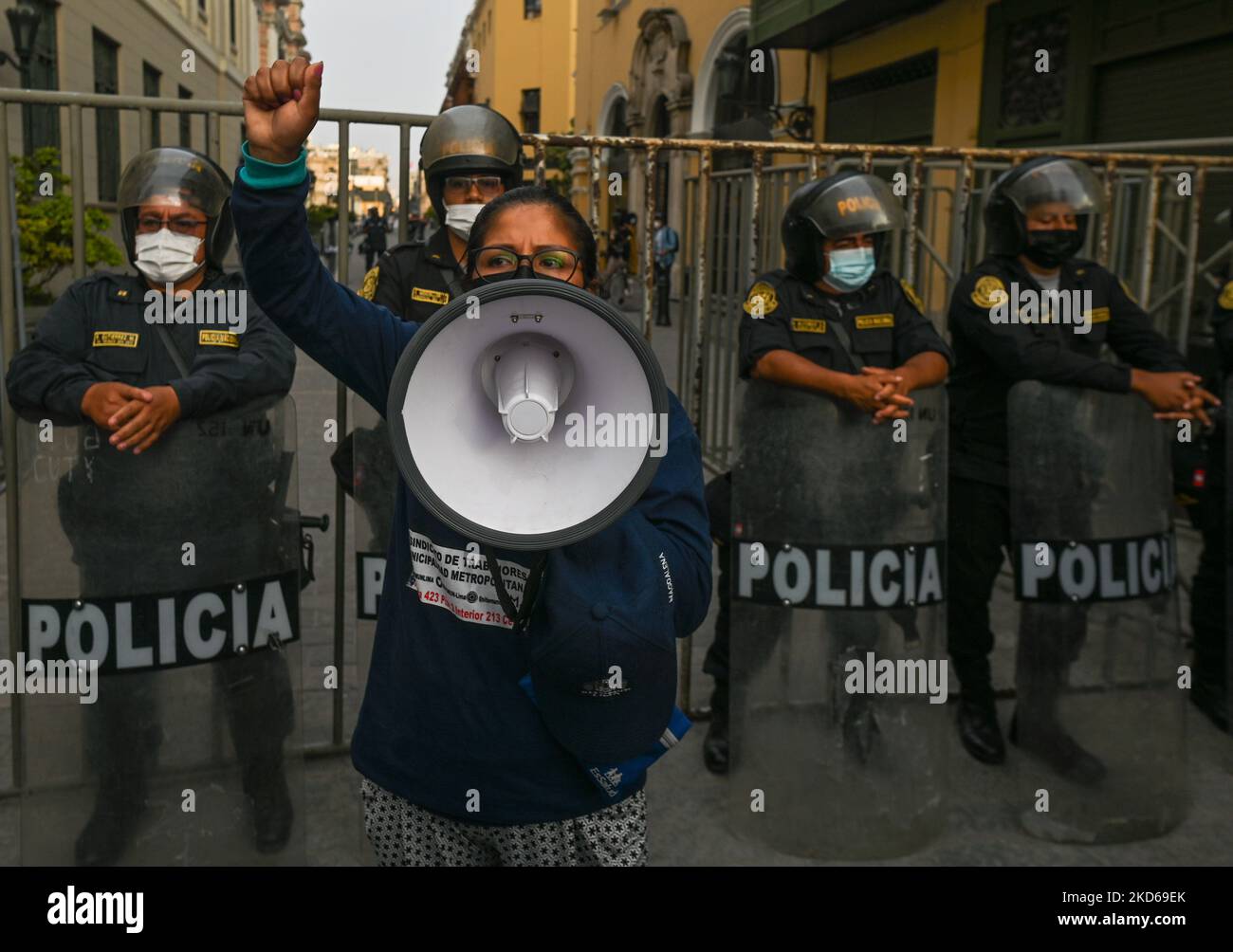 Mitglieder der Riot Police blockieren den Zugang zum Hauptplatz im Stadtzentrum von Lima, da Mitglieder der Stadtarbeitergewerkschaft Lima (SITOMUN) nur wenige hundert Meter entfernt einen Protest organisieren. Am Montag, den 28. März 2022, in Lima, Peru. (Foto von Artur Widak/NurPhoto) Stockfoto