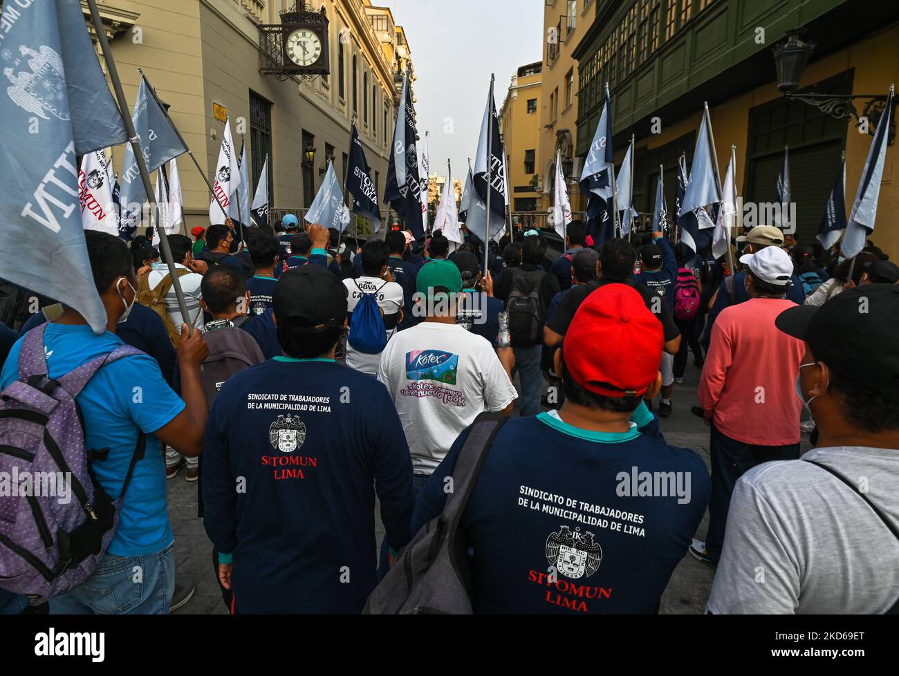 Mitglieder der Gewerkschaft der Arbeitnehmer der Stadtverwaltung von Lima (SITOMUN) halten im Stadtzentrum von Lima einen Protest ab. Am Montag, den 28. März 2022, in Lima, Peru. (Foto von Artur Widak/NurPhoto) Stockfoto