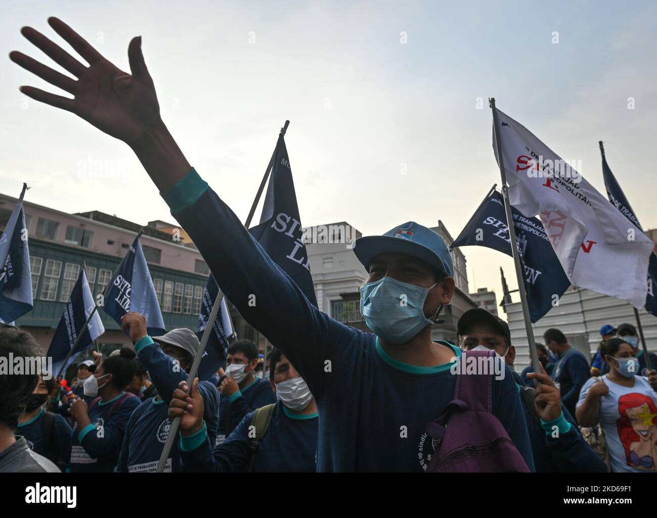 Mitglieder der Gewerkschaft der Arbeitnehmer der Stadtverwaltung von Lima (SITOMUN) halten im Stadtzentrum von Lima einen Protest ab. Am Montag, den 28. März 2022, in Lima, Peru. (Foto von Artur Widak/NurPhoto) Stockfoto