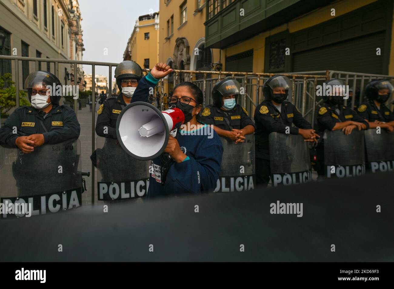 Mitglieder der Riot Police blockieren den Zugang zum Hauptplatz im Stadtzentrum von Lima, da Mitglieder der Stadtarbeitergewerkschaft Lima (SITOMUN) nur wenige hundert Meter entfernt einen Protest organisieren. Am Montag, den 28. März 2022, in Lima, Peru. (Foto von Artur Widak/NurPhoto) Stockfoto