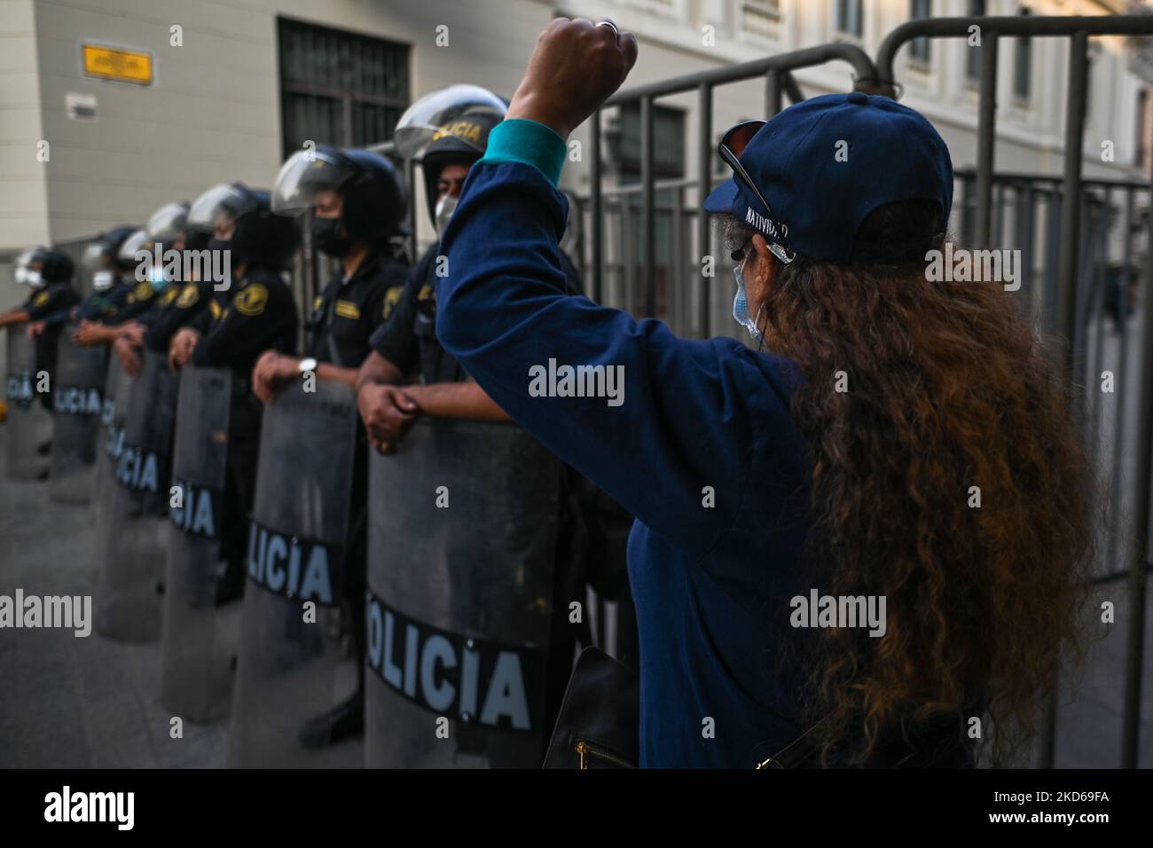 Mitglieder der Riot Police blockieren den Zugang zum Hauptplatz im Stadtzentrum von Lima, da Mitglieder der Stadtarbeitergewerkschaft Lima (SITOMUN) nur wenige hundert Meter entfernt einen Protest organisieren. Am Montag, den 28. März 2022, in Lima, Peru. (Foto von Artur Widak/NurPhoto) Stockfoto