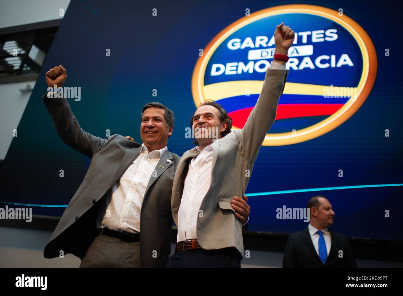 Federico Gutierrez (rechts), Präsidentschaftskandidat des politischen Bündnisses Equipo Por Colombia, und sein Amtskollege für die stellvertretende kolumbianische Präsidentschaft Rodrigo Lara Sanchez (links) unterzeichnen am 28. März 2022 in Bogota, Kolumbien, ihre offizielle Kandidatur beim nationalen Register Kolumbiens. (Foto von Sebastian Barros/NurPhoto) Stockfoto