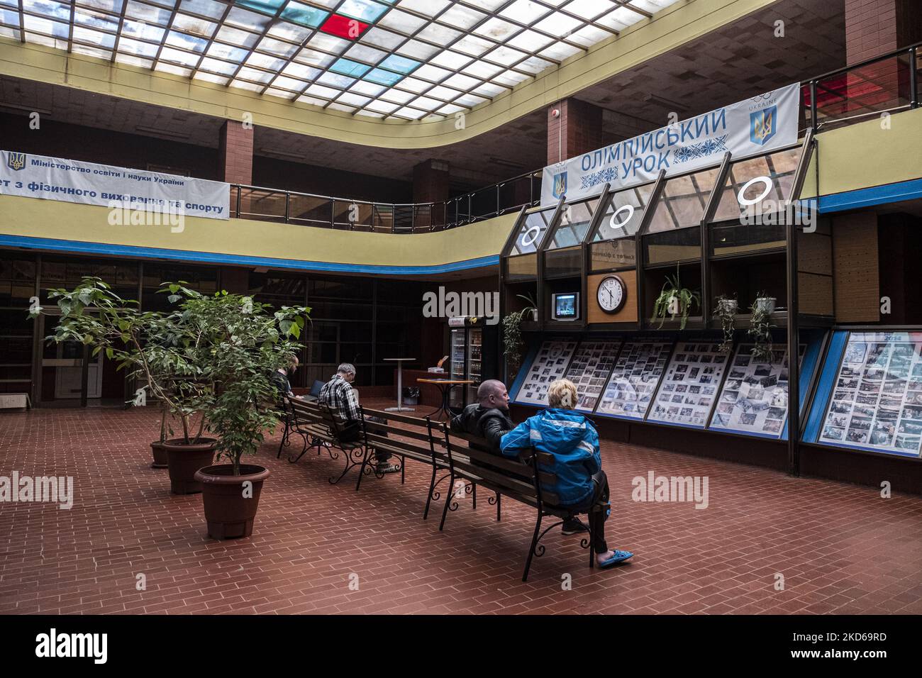 In den Sälen und Räumen des Sportkomplexes IOHICTB haben Flüchtlinge aus Dörfern und Städten, die von russischen Truppen angegriffen wurden, ein provisorisches Lager eingerichtet, in dem einige Menschen in der Lobby Fernsehen, andere schlafen, während Kinder unter der Aufsicht von Mitarbeitern Sport treiben. Uschhorod, Ukraine. März 22 2022 (Foto von Joseph Galanakis/NurPhoto) Stockfoto