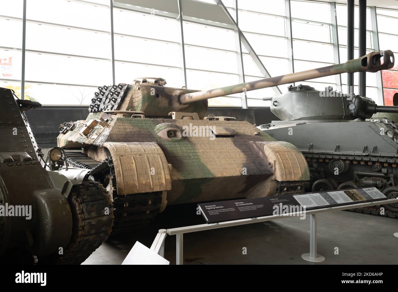 Ottawa, Ontario - 20. Oktober 2022: Exponate von Panzern und Artillerie im Canadian war Museum in Ottawa. Stockfoto