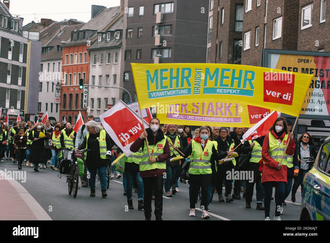 Hunderte von Kinderbetreuern und anderen Lehrern der Gewerkschaft Ver.di streiken am 29. März 2022 in Köln (Foto: Ying Tang/NurPhoto) Stockfoto