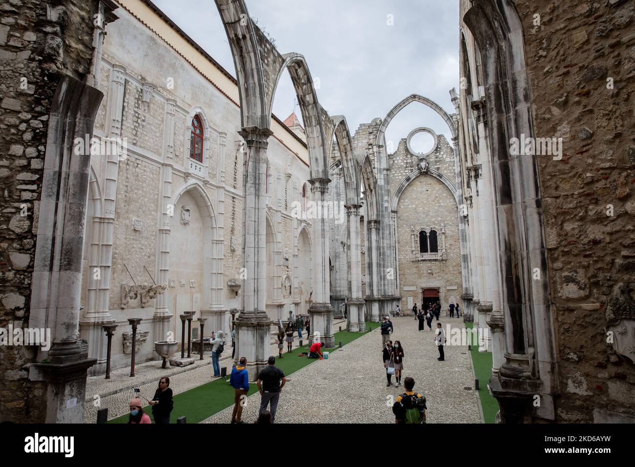 Das Kloster unserer Lieben Frau vom Berg Karmel (Portugiesisch: Convento da Ordem do Carmo), in Lissabon, Portugal, am 29. März 2022 inmitten der COVID-19-Pandemie. Das Bauwerk wurde während des Erdbebens in Lissabon im Jahr 1755 und der zerstörten gotischen Kirche unserer Lieben Frau vom Berg Karmel zerstört. (Foto von Manuel Romano/NurPhoto) Stockfoto