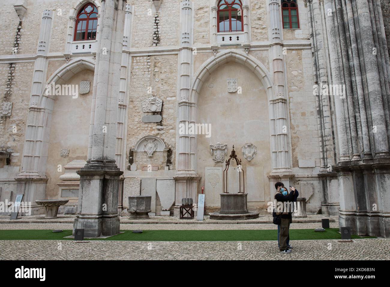 Das Kloster unserer Lieben Frau vom Berg Karmel (Portugiesisch: Convento da Ordem do Carmo), in Lissabon, Portugal, am 29. März 2022 inmitten der COVID-19-Pandemie. Das Bauwerk wurde während des Erdbebens in Lissabon im Jahr 1755 und der zerstörten gotischen Kirche unserer Lieben Frau vom Berg Karmel zerstört. (Foto von Manuel Romano/NurPhoto) Stockfoto