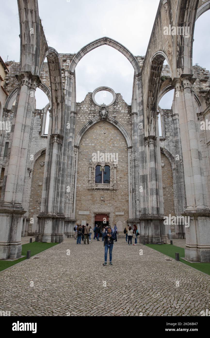 Das Kloster unserer Lieben Frau vom Berg Karmel (Portugiesisch: Convento da Ordem do Carmo), in Lissabon, Portugal, am 29. März 2022 inmitten der COVID-19-Pandemie. Das Bauwerk wurde während des Erdbebens in Lissabon im Jahr 1755 und der zerstörten gotischen Kirche unserer Lieben Frau vom Berg Karmel zerstört. (Foto von Manuel Romano/NurPhoto) Stockfoto