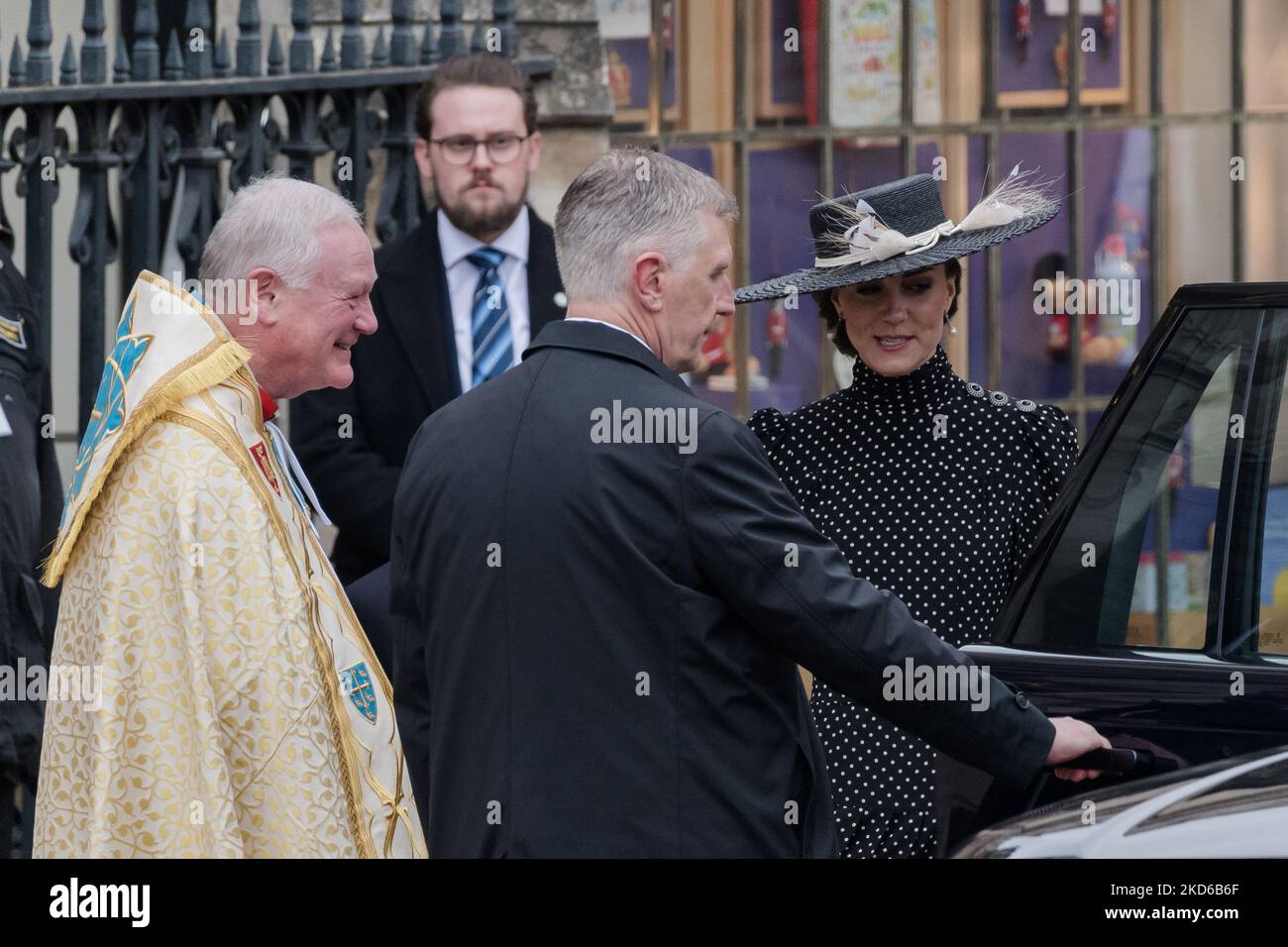 LONDON, VEREINIGTES KÖNIGREICH - 29. MÄRZ 2022: Catherine, Herzogin von Cambridge (R) verlässt nach dem Erntedankgottesdienst für Prinz Philip am 29. März 2022 in Westminster Abbey in London, England. Der Herzog von Edinburgh, der Ehemann der Königin von mehr als siebzig Jahren, ist am 9. April letzten Jahres im Alter von 99 Jahren verstorben, und sein Trauerdienst wurde wegen der Sperrbeschränkungen von Covid-19 von nur 30 Personen besucht. (Foto von Wiktor Szymanowicz/NurPhoto) Stockfoto