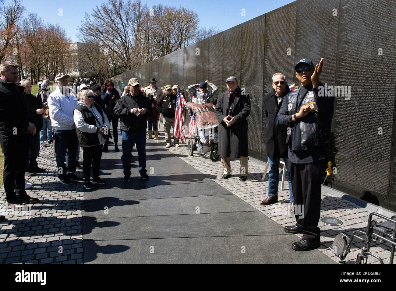 Am 29. März 2022 feiern die Menschen bei einer Kranzniederlegung am jährlichen Nationalfeiertag der Vietnamkriegspriediger 5. und am 50.. Jahrestag des Vietnamkrieges am Vietnam Veterans Memorial in Washington, D.C. (Foto: Bryan Olin Dozier/NurPhoto) Stockfoto