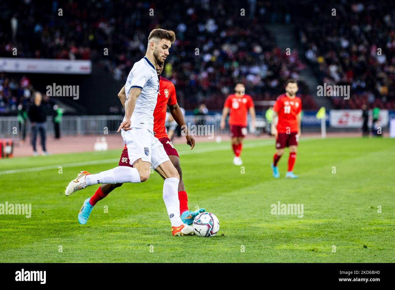 ZÜRICH, SCHWEIZ - 29. MÄRZ: Betim Fazliji aus dem Kosovo gegen Jordan Lotomba aus der Schweiz beim internationalen Freundschaftsspiel zwischen der Schweiz und dem Kosovo im Stadion Letzigrund am 29. März 2022 in Zürich, Schweiz. (Foto von Vedran Galijas/JustPicturs/LiveMedia/NurPhoto) KEINE VERWENDUNG IN DER SCHWEIZ. Stockfoto