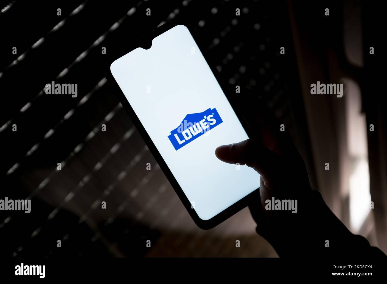 In dieser Fototafel wurde ein Logo von Lowe auf einem Smartphone-Bildschirm in Athen, Griechenland, am 30. März 2022 angezeigt. (Foto von Nikolas Kokovlis/NurPhoto) Stockfoto