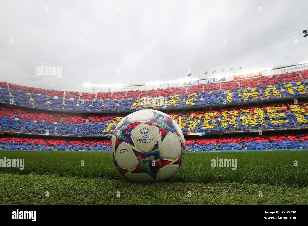 Weltrekordbesuch bei einem Frauenfußballspiel: 91.553 Zuschauer während des Spiels zwischen Barcelona und Real Madrid CF, was der zweiten Etappe des Viertelfinales der UEFA Womens Champions League entspricht, die am 30.. März 2022 im Camp Nou Stadium in Barcelona gespielt wurde. (Foto von Joan Valls/Urbanandsport/NurPhoto) Stockfoto