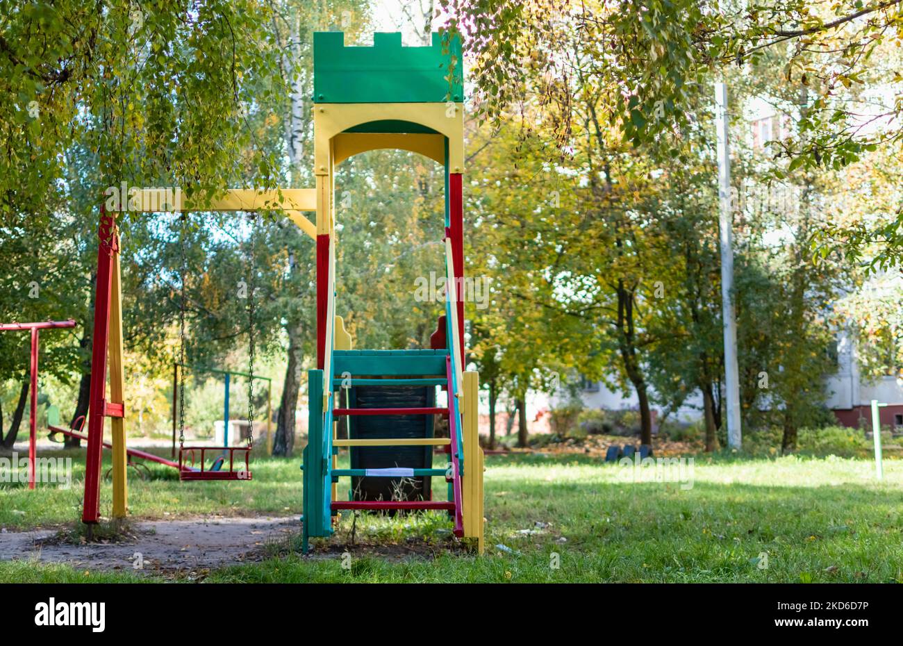 Heller, mehrfarbiger Spielplatz im Innenhof von mehrstöckigen Gebäuden in einem Wohngebiet Stockfoto