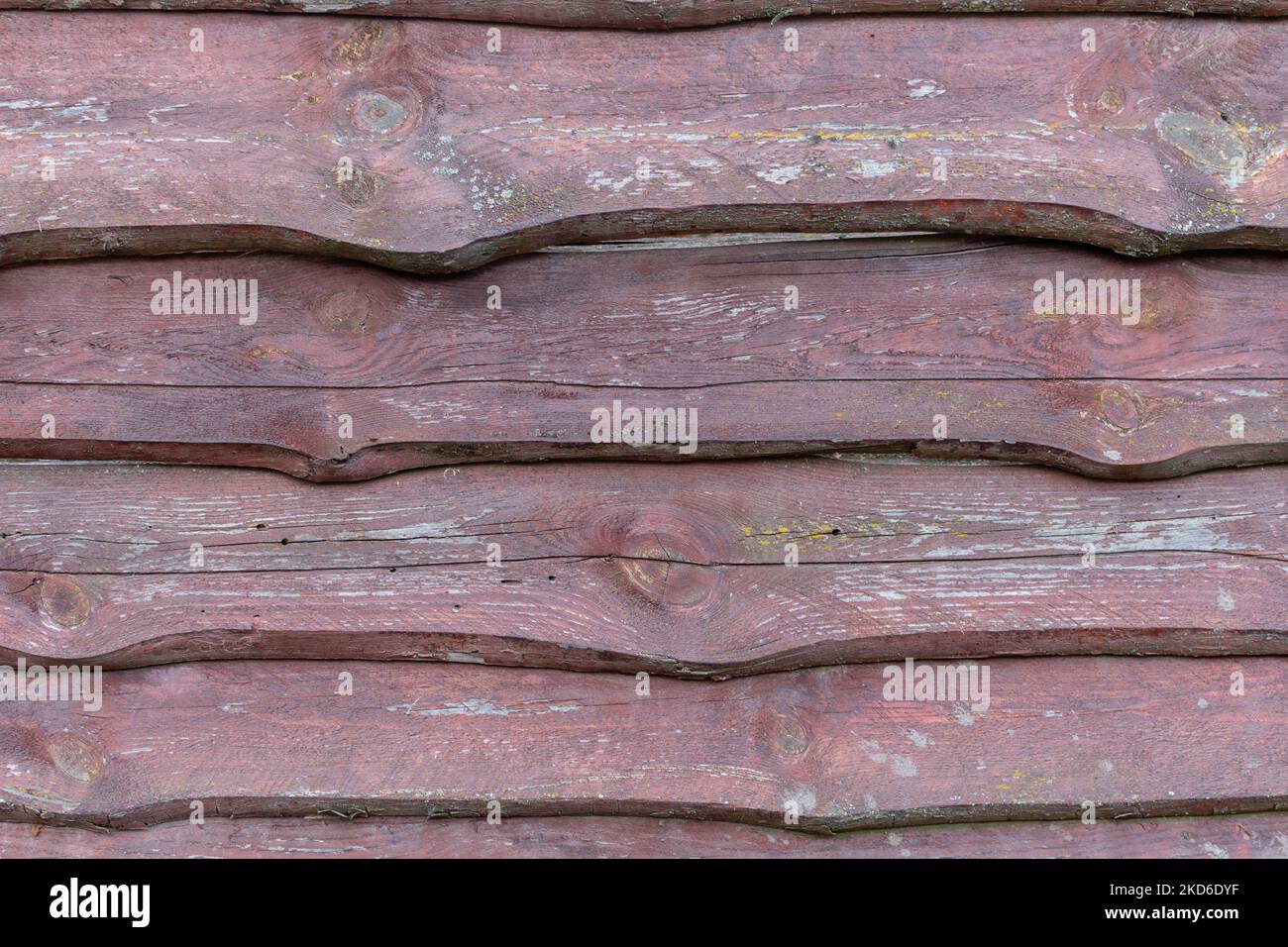 Zaun aus rohen alten Holzbrettern mit abblätternder dunkelbrauner Farbe. Horizontale Anordnung Stockfoto