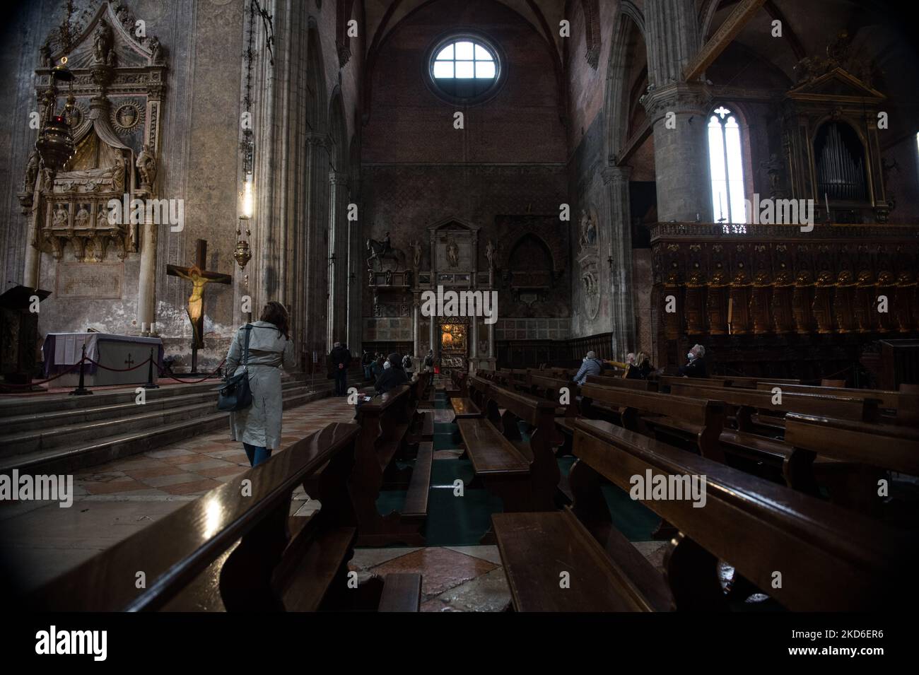 Im Inneren der Kirche Santa Maria Gloriosa dei Frari, im historischen Zentrum von Venedig, Italien, am 1. April 2022. (Foto von Andrea Savorani Neri/NurPhoto) Stockfoto