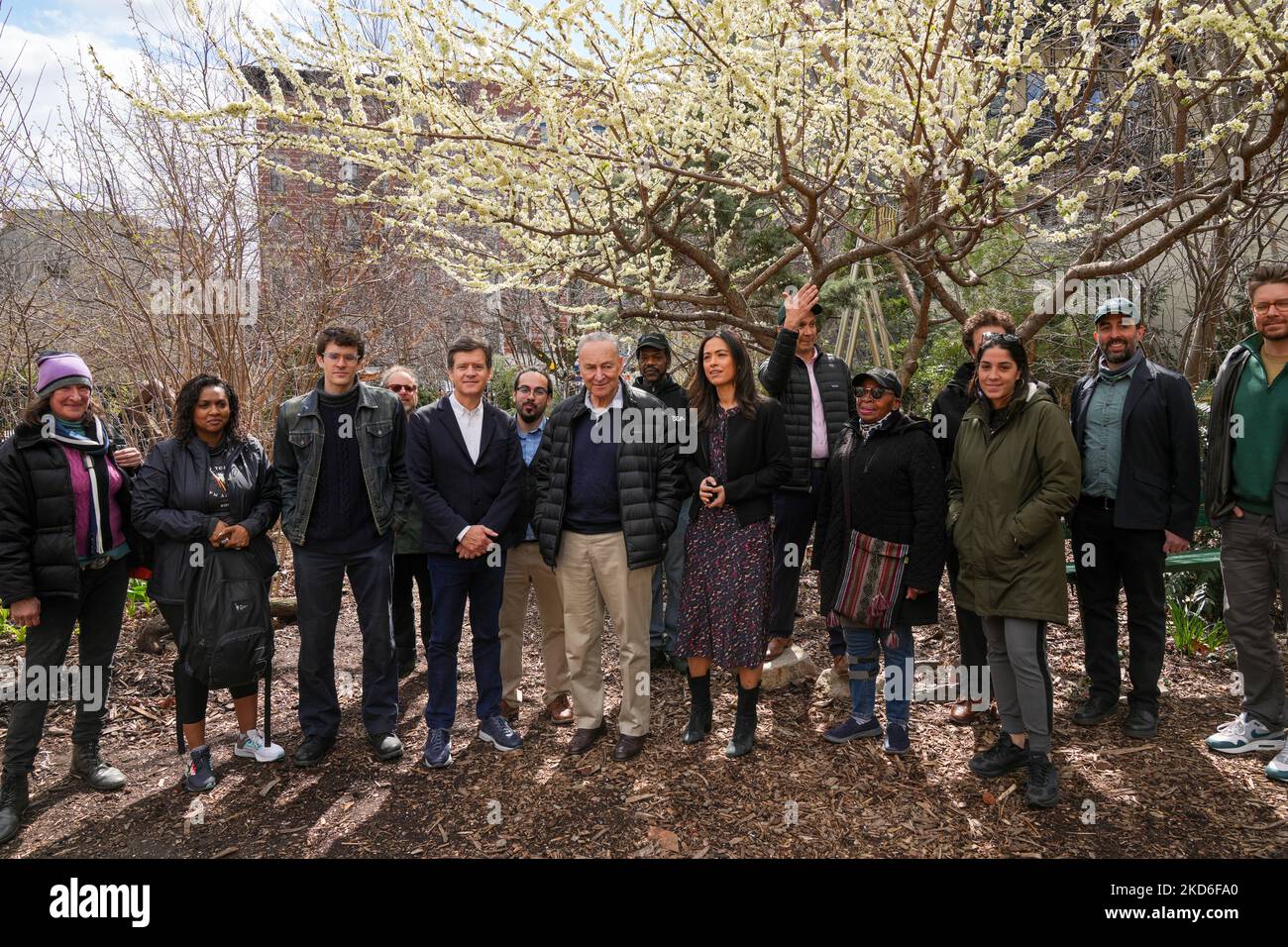 Senator Schumer, lokale gewählte Beamte, Gemeindegartenbefürworter aus ganz NYC, New Yorker 4 Parks und Klimabefürworter besuchen La Plaza Cultural in East Village, um das USDA-Programm bekannt zu geben, das im überparteilichen Infrastrukturgesetz finanziert wird, das am 1. April 2022 Gemeinschaftsgärten in New York City, USA, unterstützen wird. (Foto von John Nacion/NurPhoto) Stockfoto