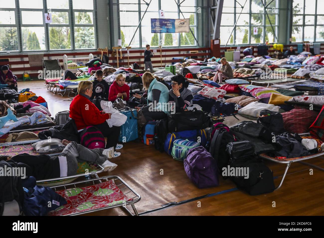 Frauen aus der Ukraine, die aufgrund der anhaltenden russischen Militärinvasion die ukrainisch-polnische Grenze überschritten haben, werden am 1. 2022. April in einem provisorischen Tierheim in der Empfangshalle in Hrubieszow, Polen, gesehen. Die russische Invasion in der Ukraine führt zu einer Massenflucht von Flüchtlingen nach Polen. (Foto von Beata Zawrzel/NurPhoto) Stockfoto