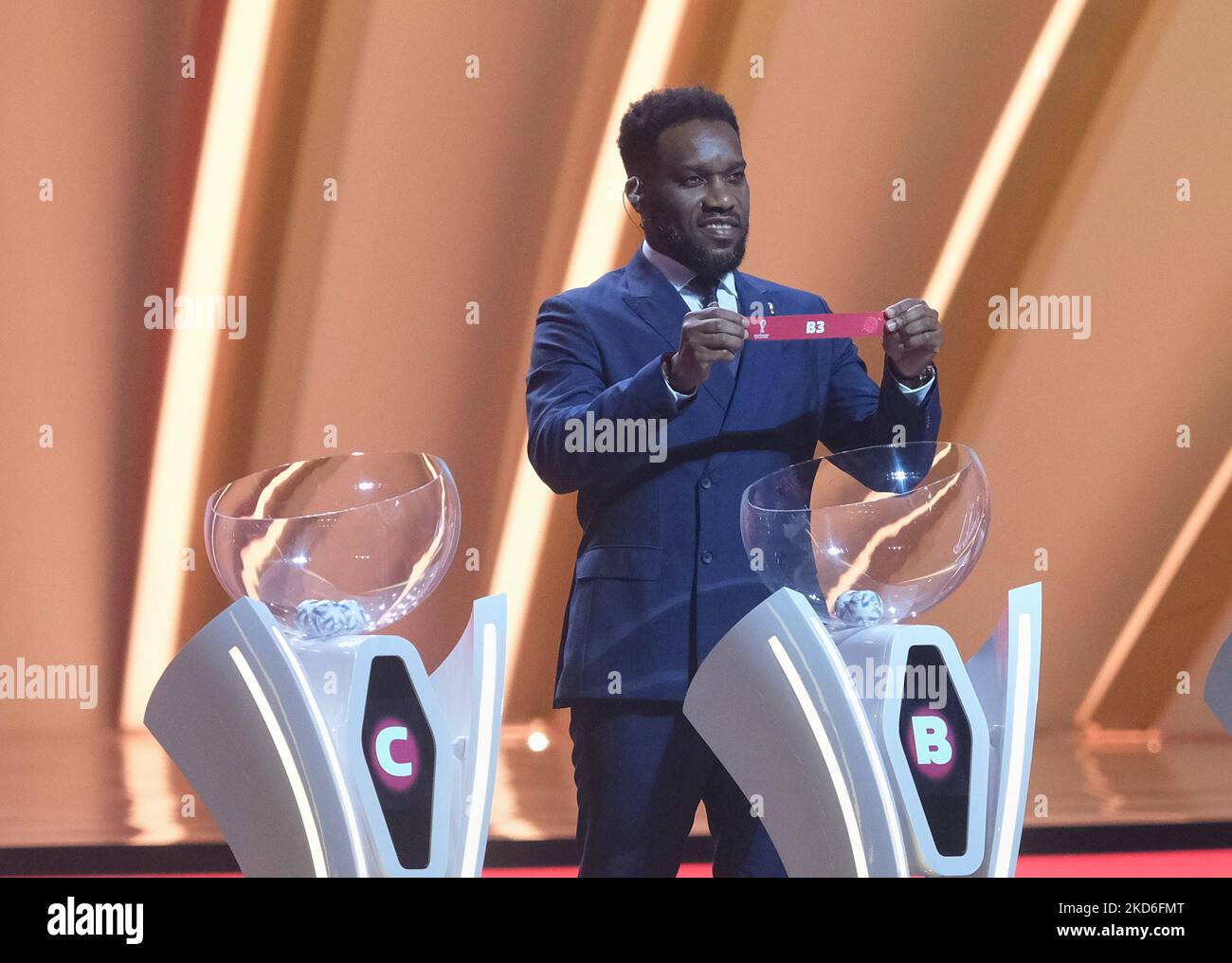 FIFA-Legende Jay-Jay Okocha stellt die USA während der Endrunde der FIFA-Weltmeisterschaft Katar 2022 im Doha Exhibition and Convention Center am 1. April 2022 in Doha, Katar, in ihre Gruppe. (Foto von Simon Holmes/NurPhoto) Stockfoto