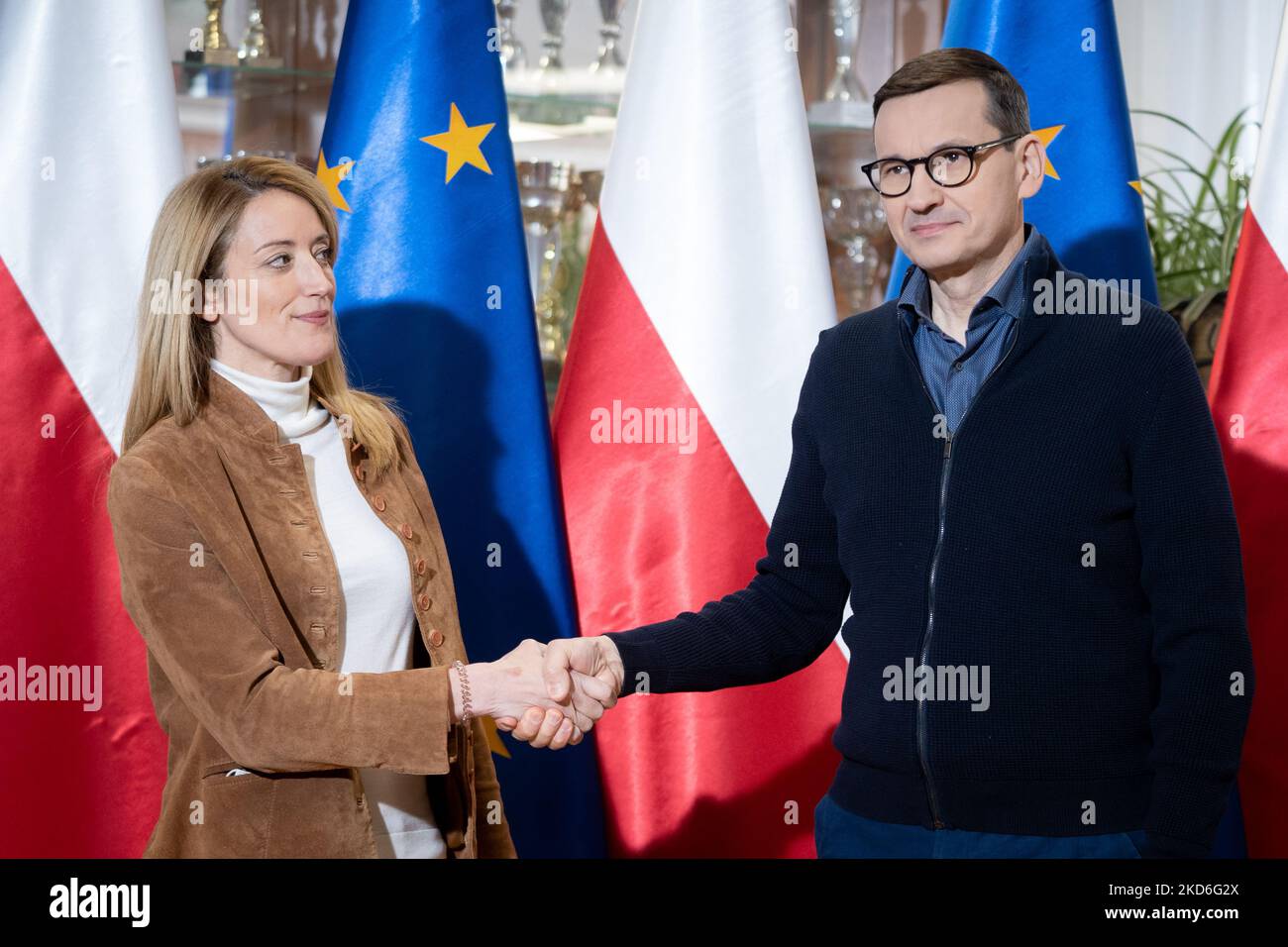 Die Präsidentin des Europäischen Parlaments Roberta Metsola trifft am 2. April 2022 den polnischen Ministerpräsidenten Mateusz Morawiecki an der Grundschule Nr. 12 in Otwock, Polen (Foto: Mateusz Wlodarczyk/NurPhoto) Stockfoto